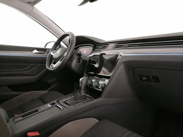 Volkswagen Passat Alltrack view 7