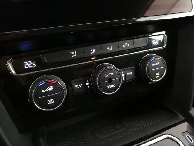 Volkswagen Passat Alltrack view 15