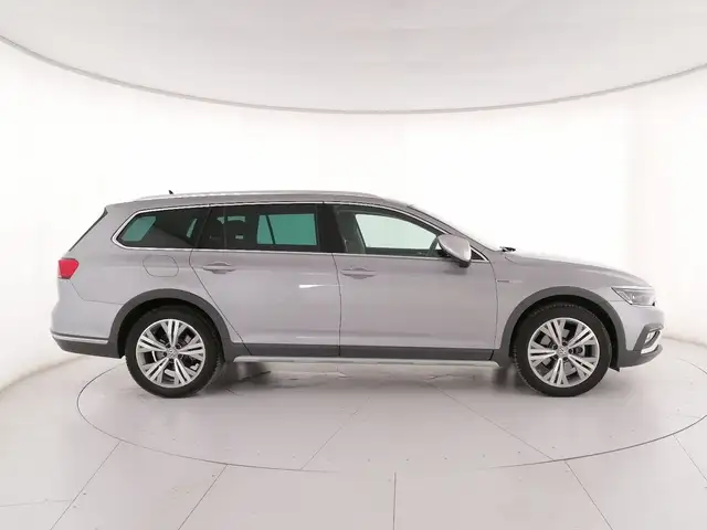 Volkswagen Passat Alltrack view 3