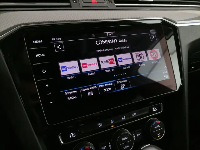 Volkswagen Passat Alltrack view 18