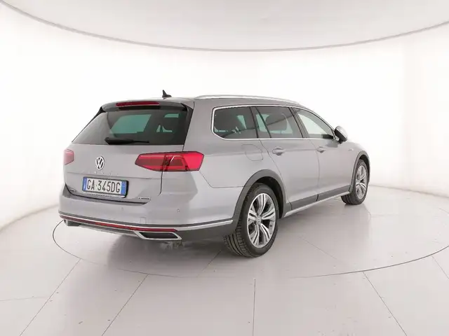 Volkswagen Passat Alltrack view 2