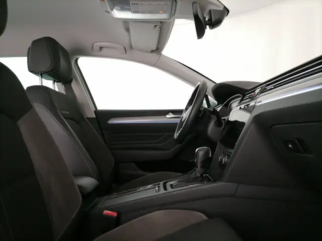Volkswagen Passat Alltrack view 6