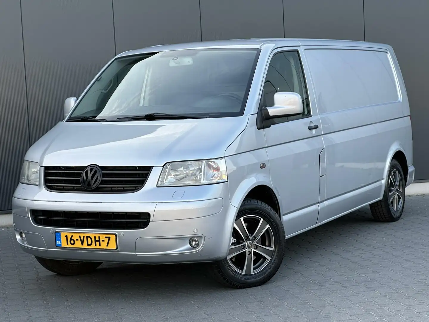 Volkswagen T5 Transporter 2.5 TDI Silver Edition Leder - Automaat - Airco - Grijs - 1
