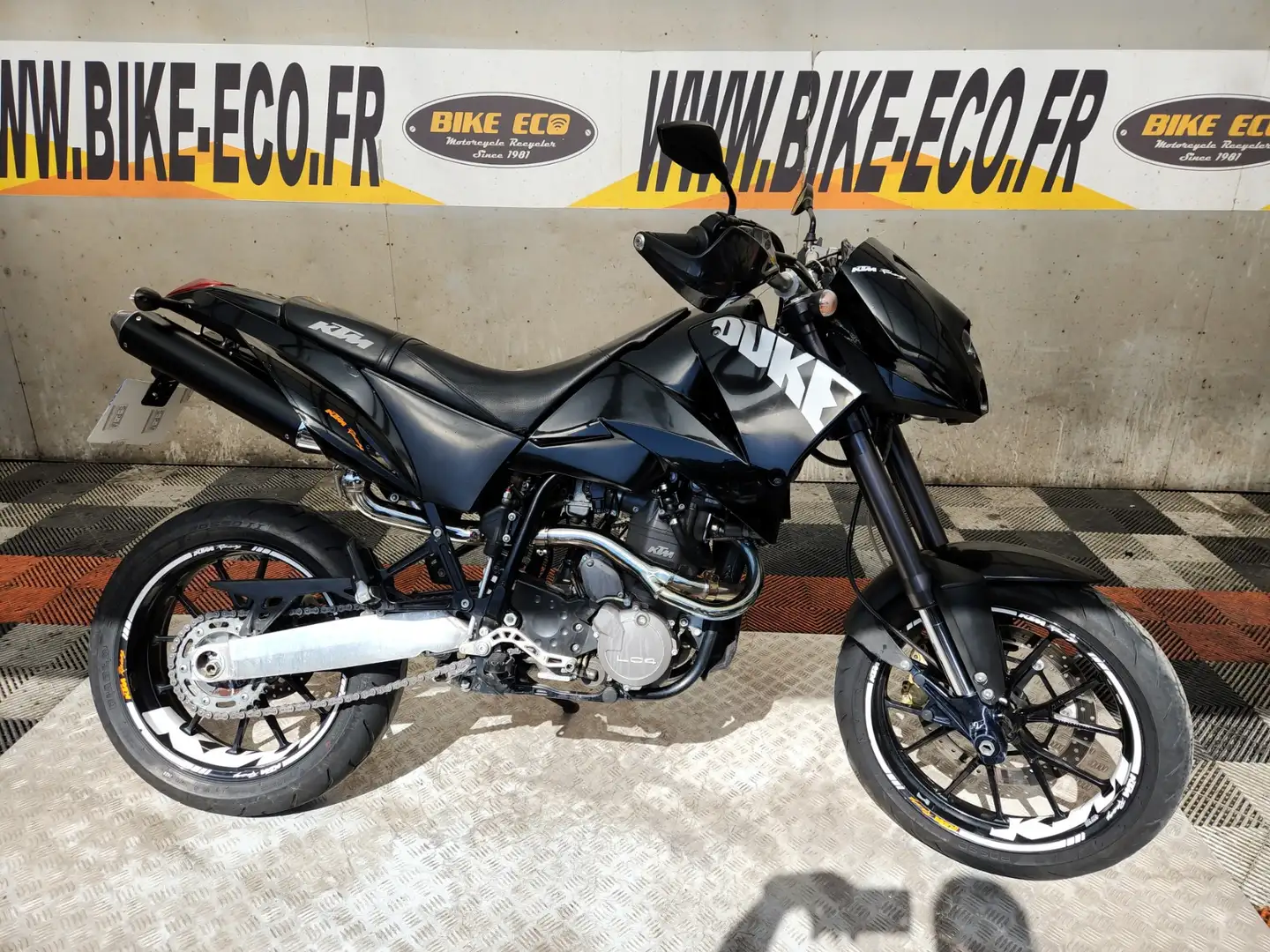 KTM 640 Duke Black - 1