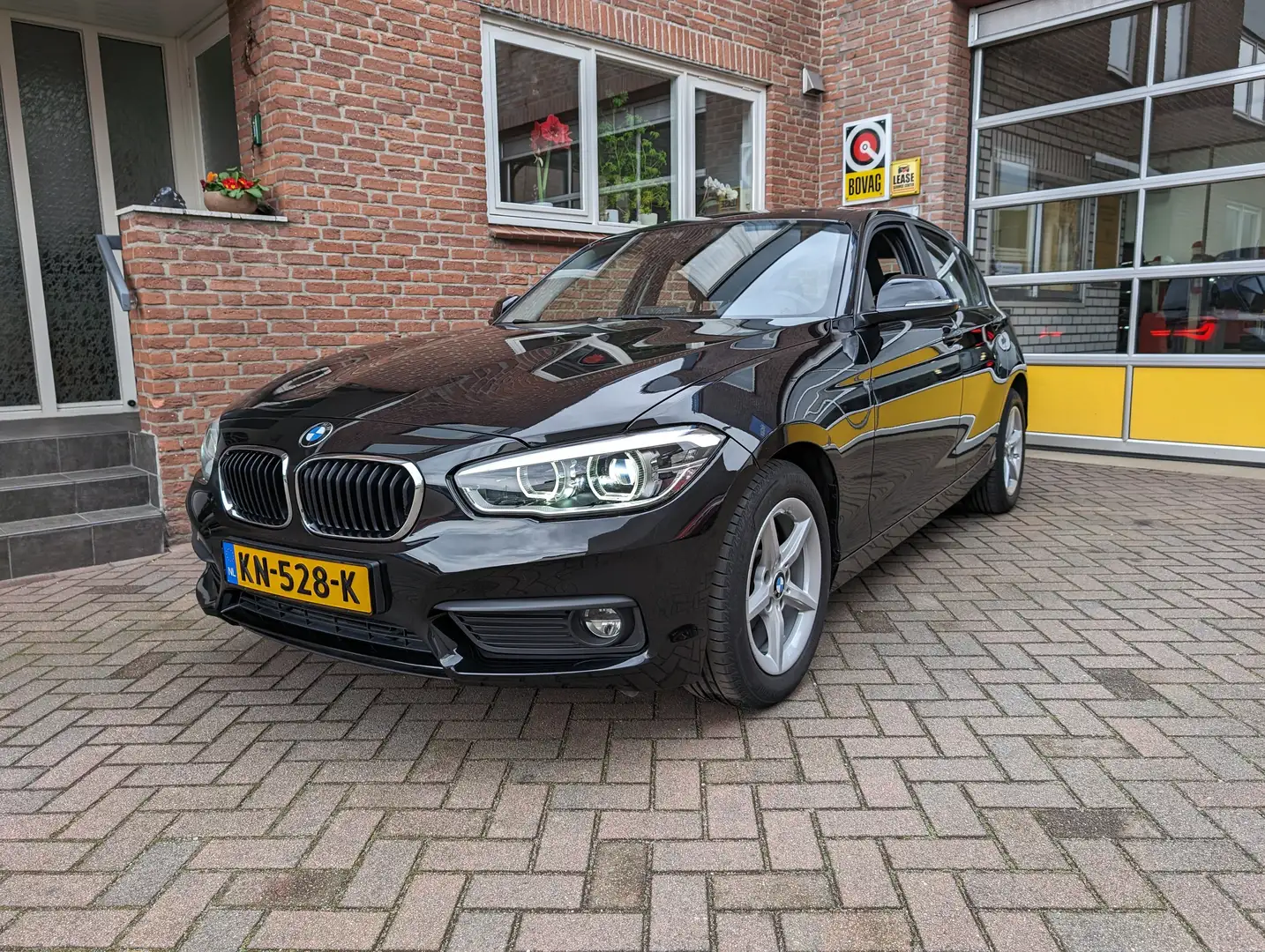 BMW 116 i Executive Navigatie Cruise 12 maanden garantie! Zwart - 1