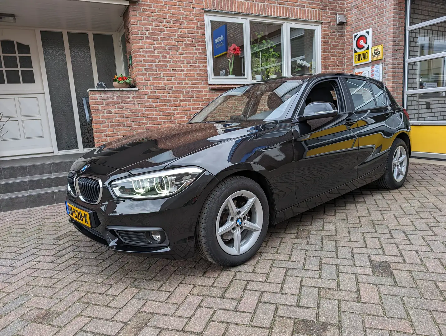 BMW 116 i Executive Navigatie Cruise 12 maanden garantie! Zwart - 2