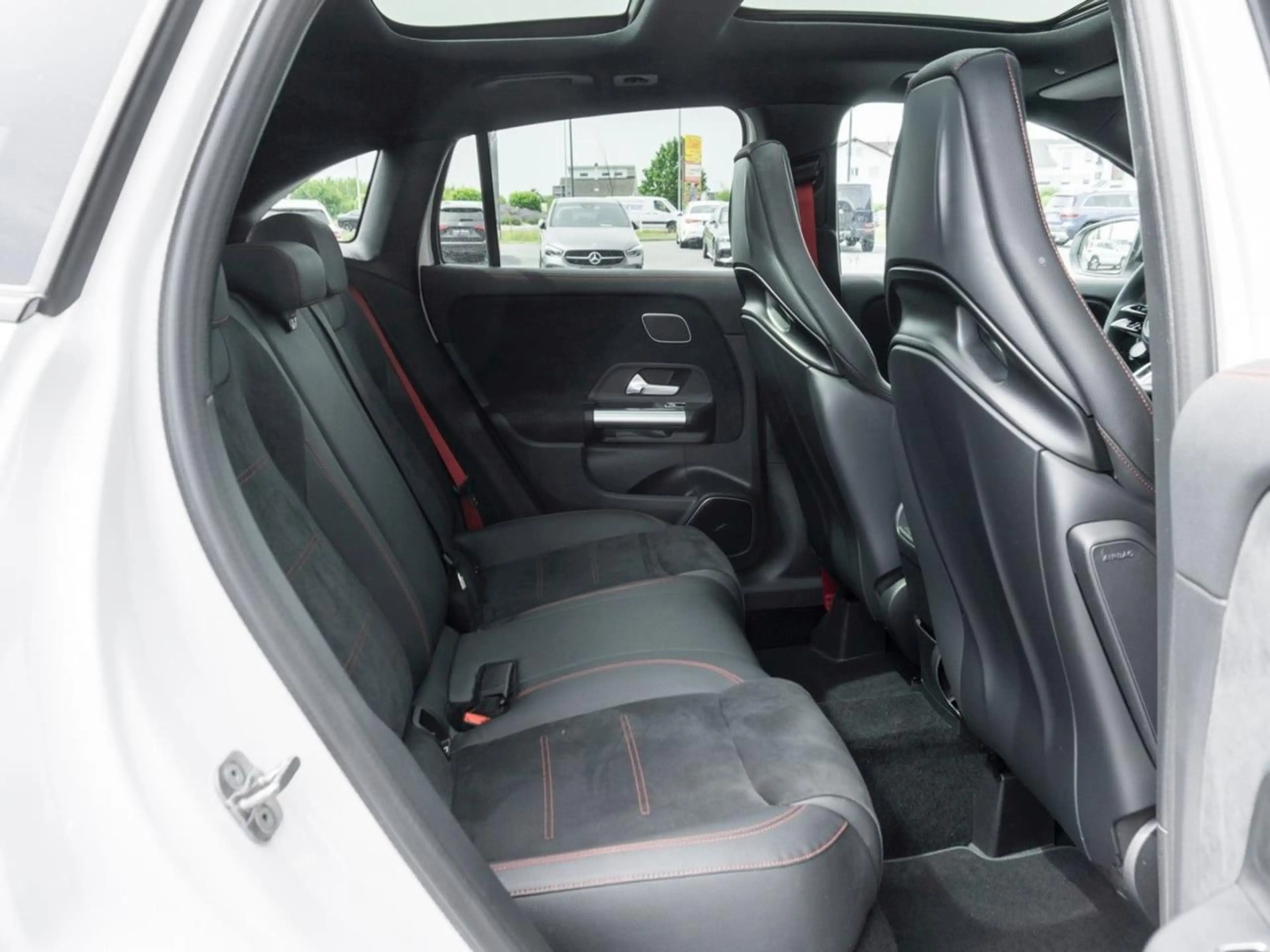 Mercedes-Benz A 35 AMG GL 4M Performance Night Panorama 360° — photo 11