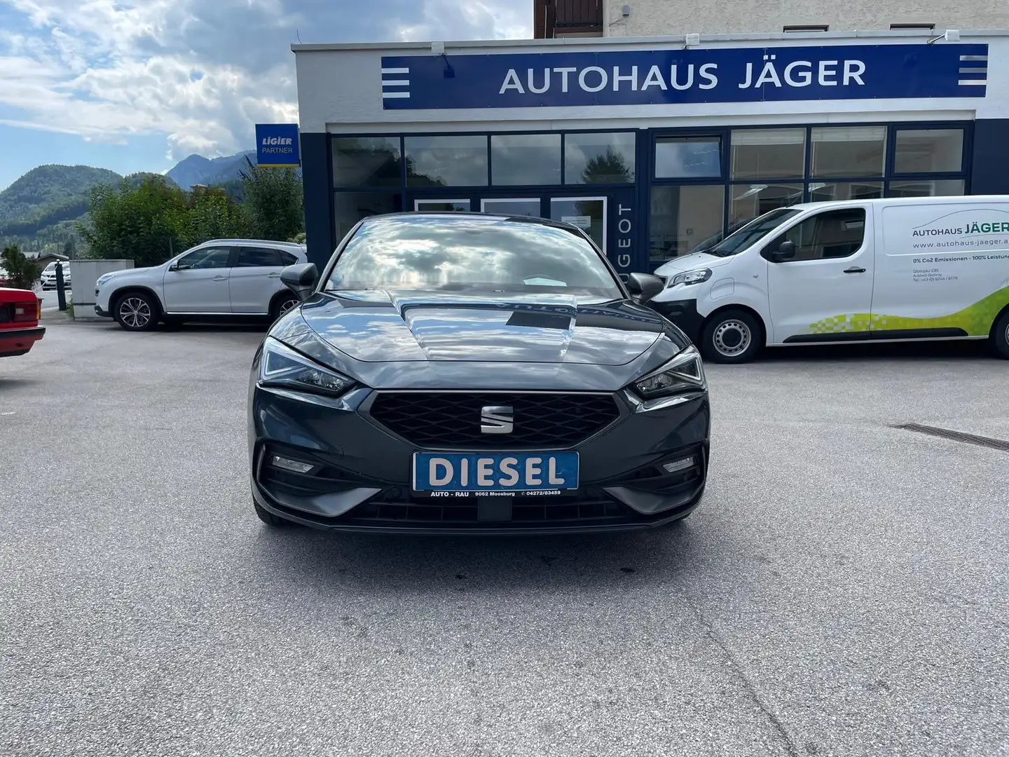 SEAT Leon 2,0 TDI FR DSG Zwart - 1