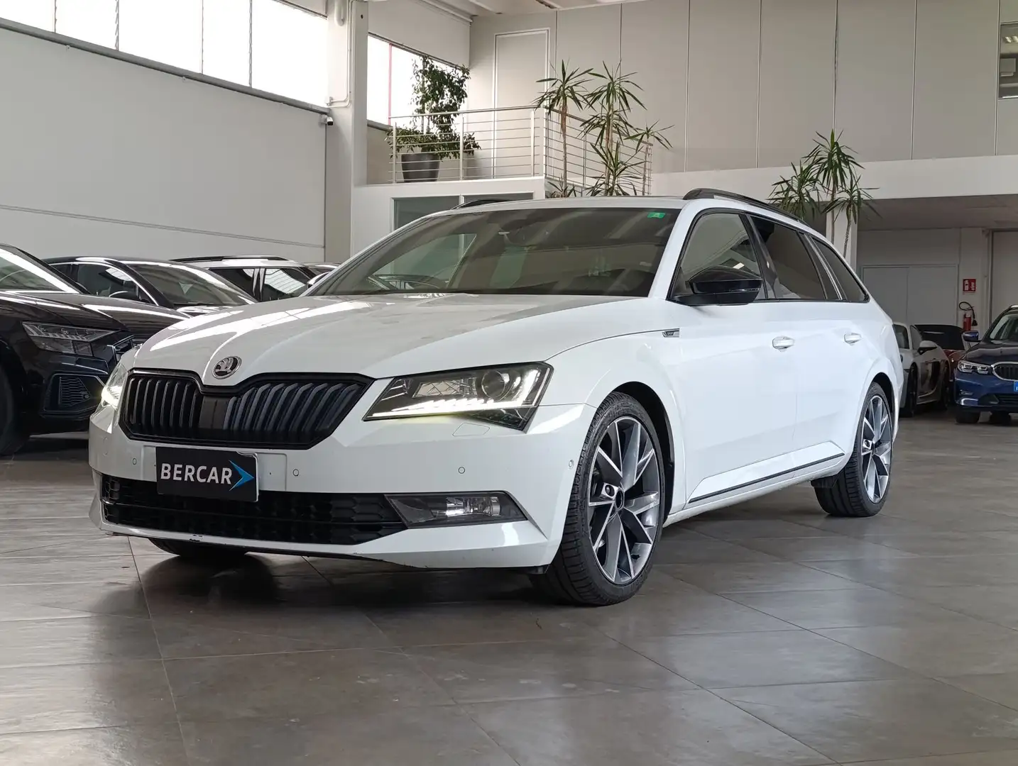 Skoda Superb 2.0 TDI SCR DSG 4x4 Wagon Sportline*TETTO*SEDILI Weiß - 1