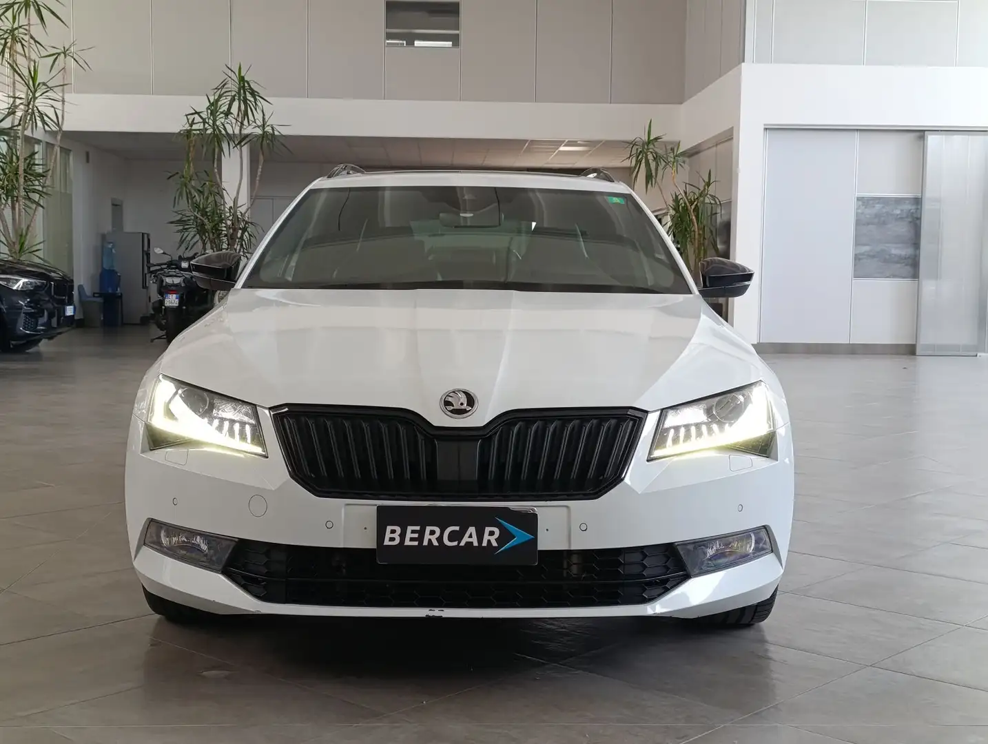 Skoda Superb 2.0 TDI SCR DSG 4x4 Wagon Sportline*TETTO*SEDILI Weiß - 2