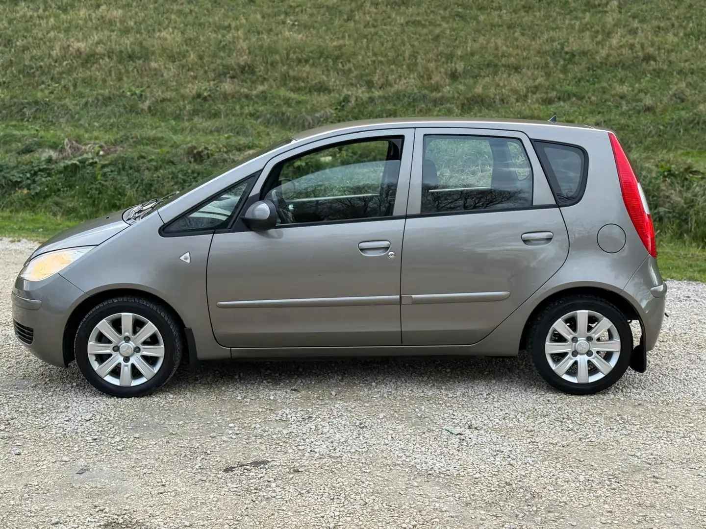 Mitsubishi Colt 1.3 Invite+|Airco|NAP Gris - 2