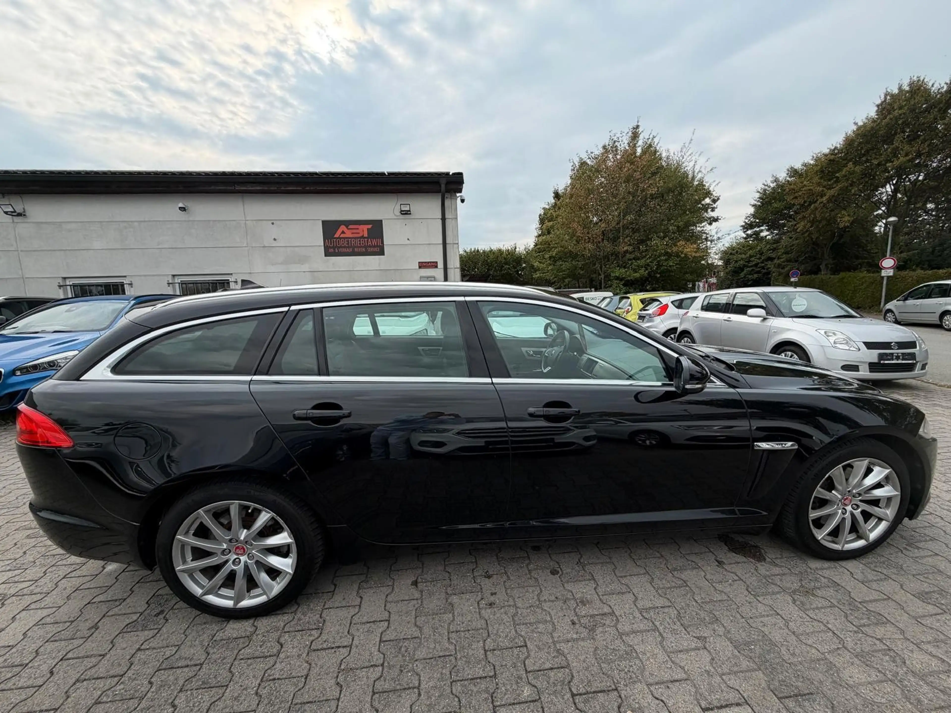 Jaguar XF 2.2D, TÜV NEU,Automatik,Navi,PDC,Xenon,AHK — photo 2