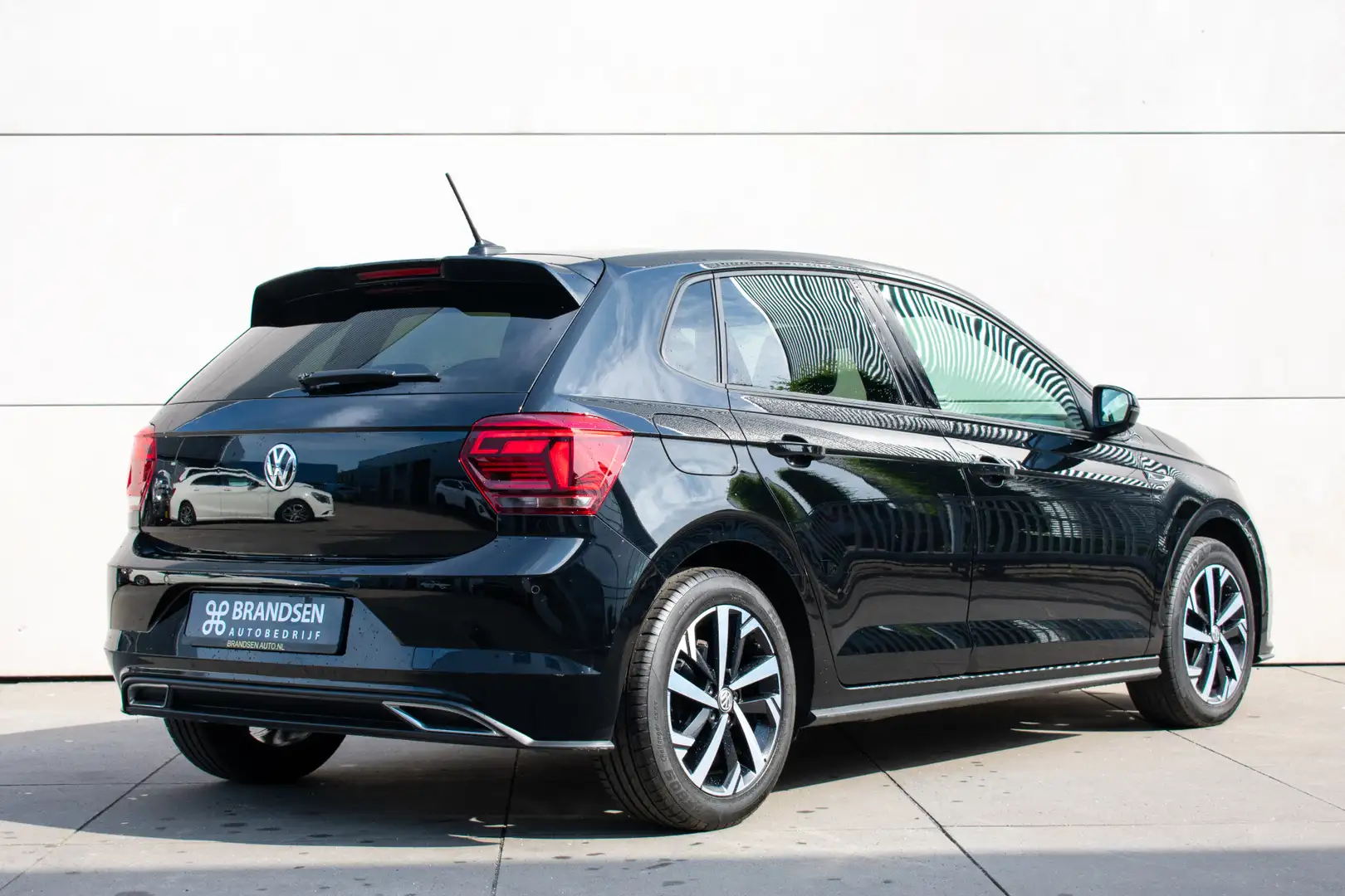 Volkswagen Polo 1.0 TSI Highline -R-line-Led-17''-Navi-virtual- Zwart - 2