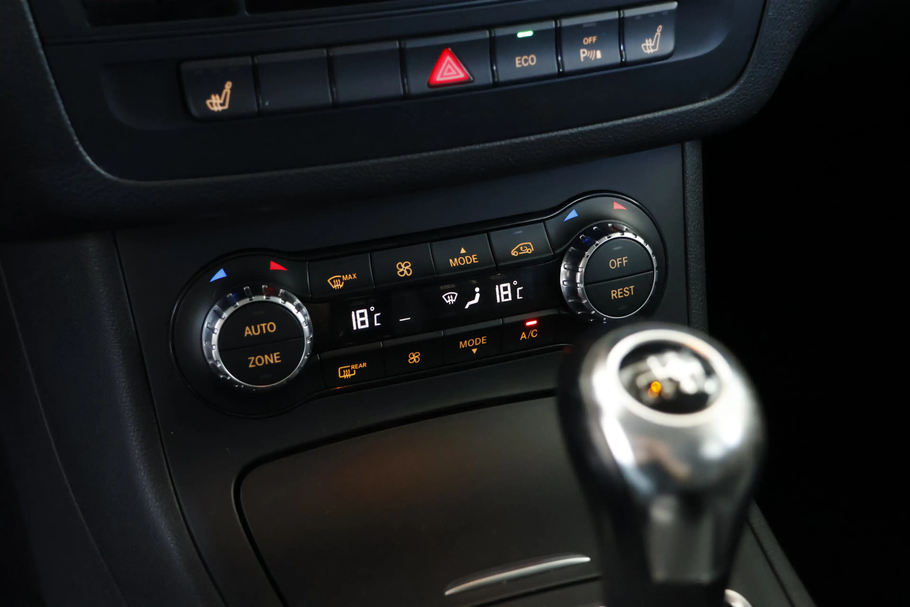 Mercedes-Benz B 180 Prestige / Leder / CarPlay / Trekhaak / Cruisecont — photo 17