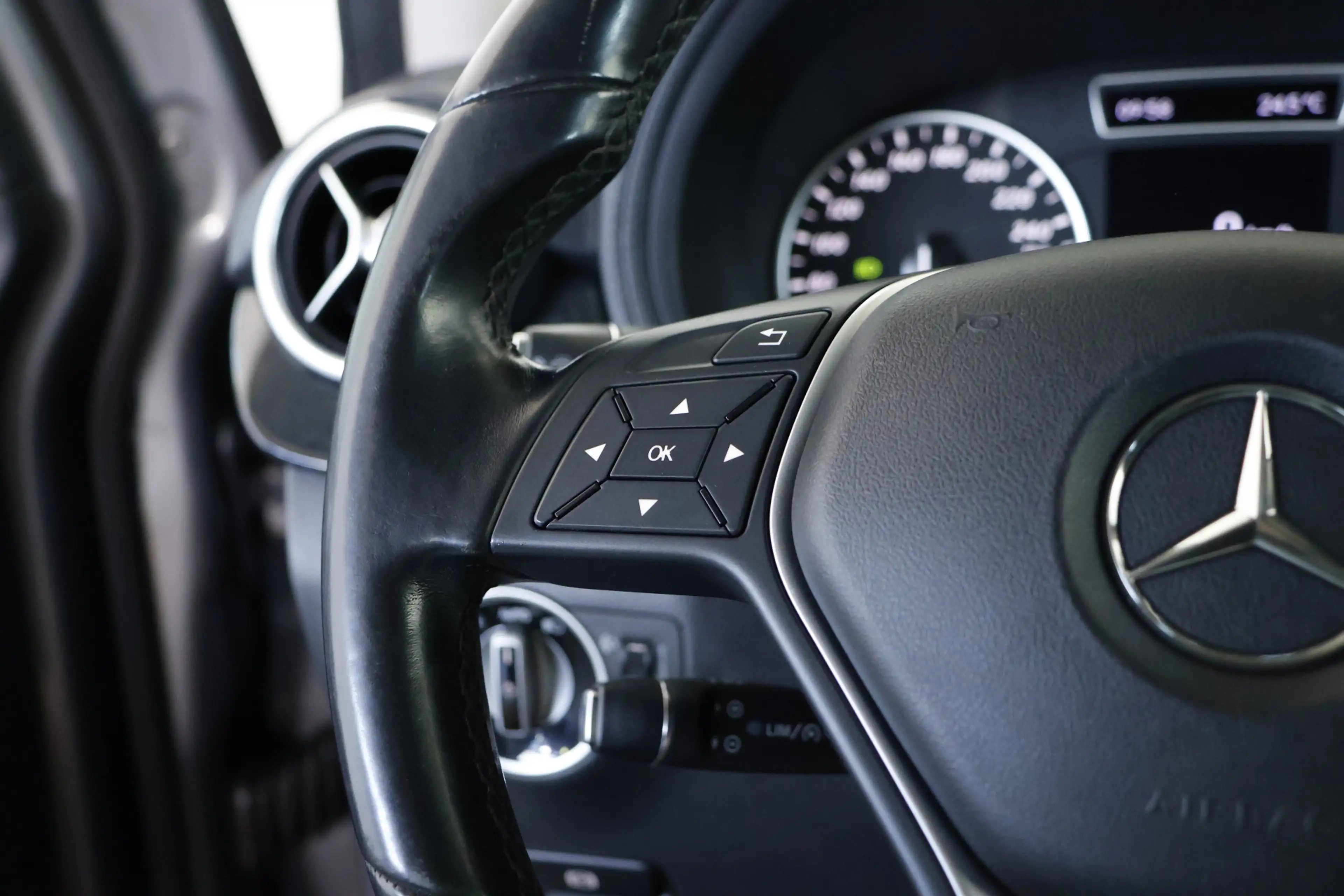 Mercedes-Benz B 180 Prestige / Leder / CarPlay / Trekhaak / Cruisecont — photo 21