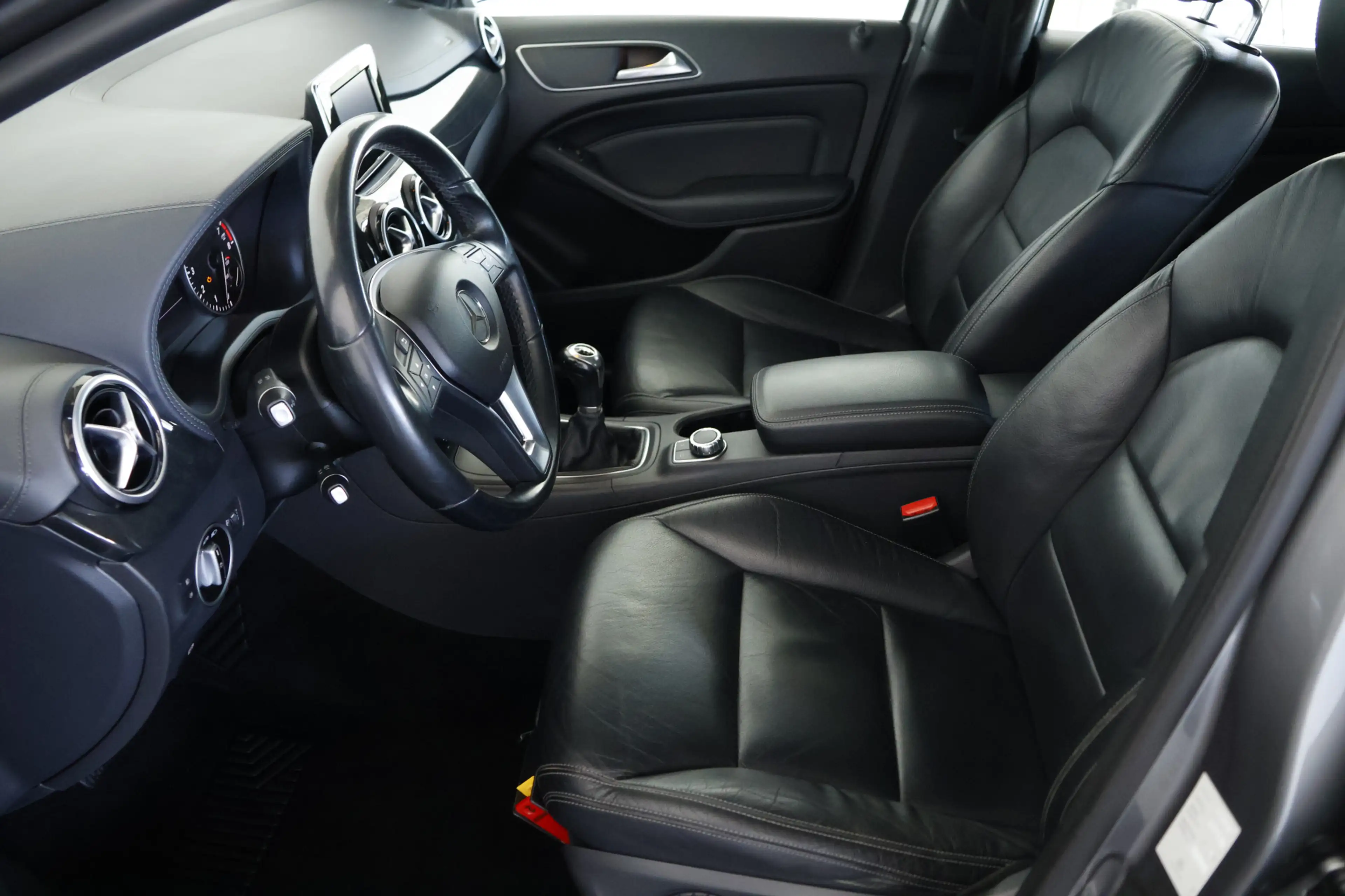 Mercedes-Benz B 180 Prestige / Leder / CarPlay / Trekhaak / Cruisecont — photo 3