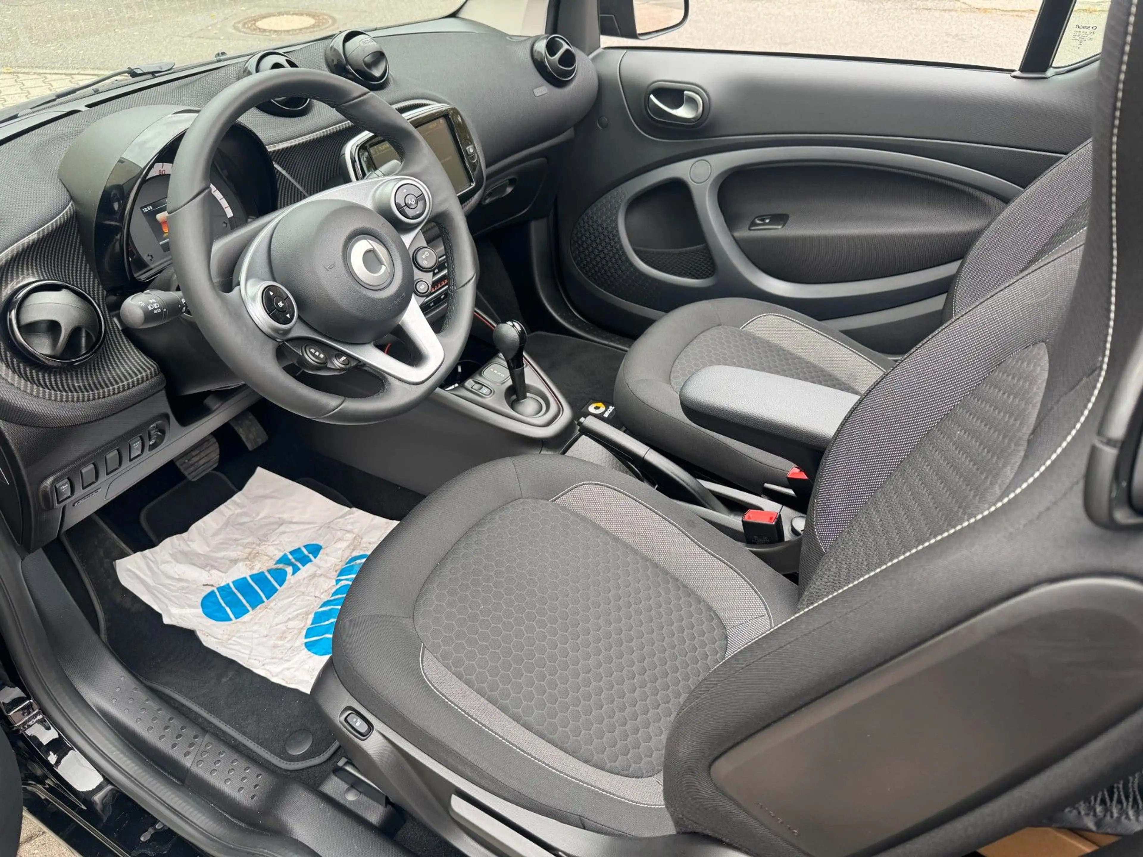 smart forTwo cabrio electric drive / EQ — photo 11