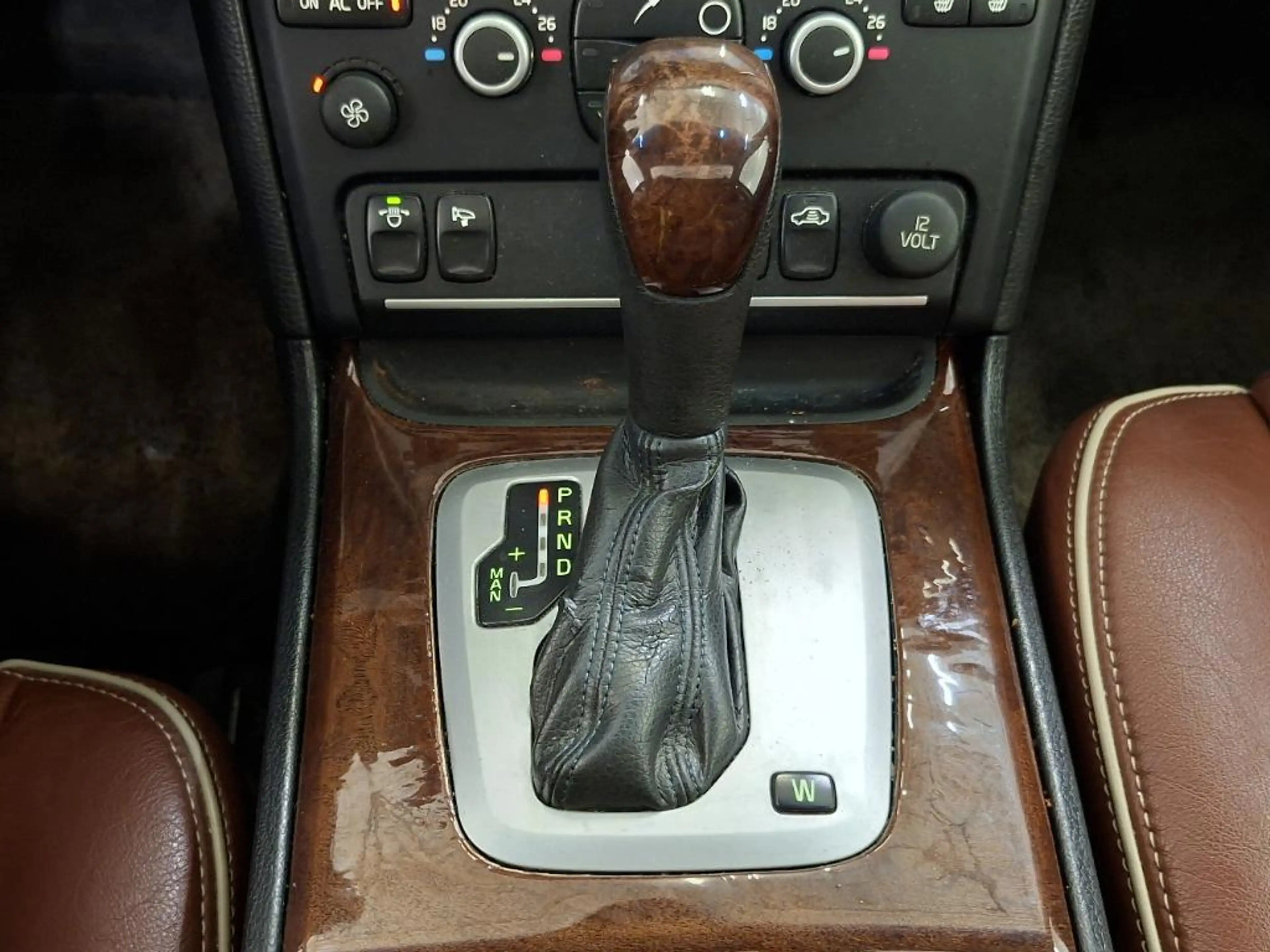 Volvo XC90 4.4 V8 Executive — photo 16