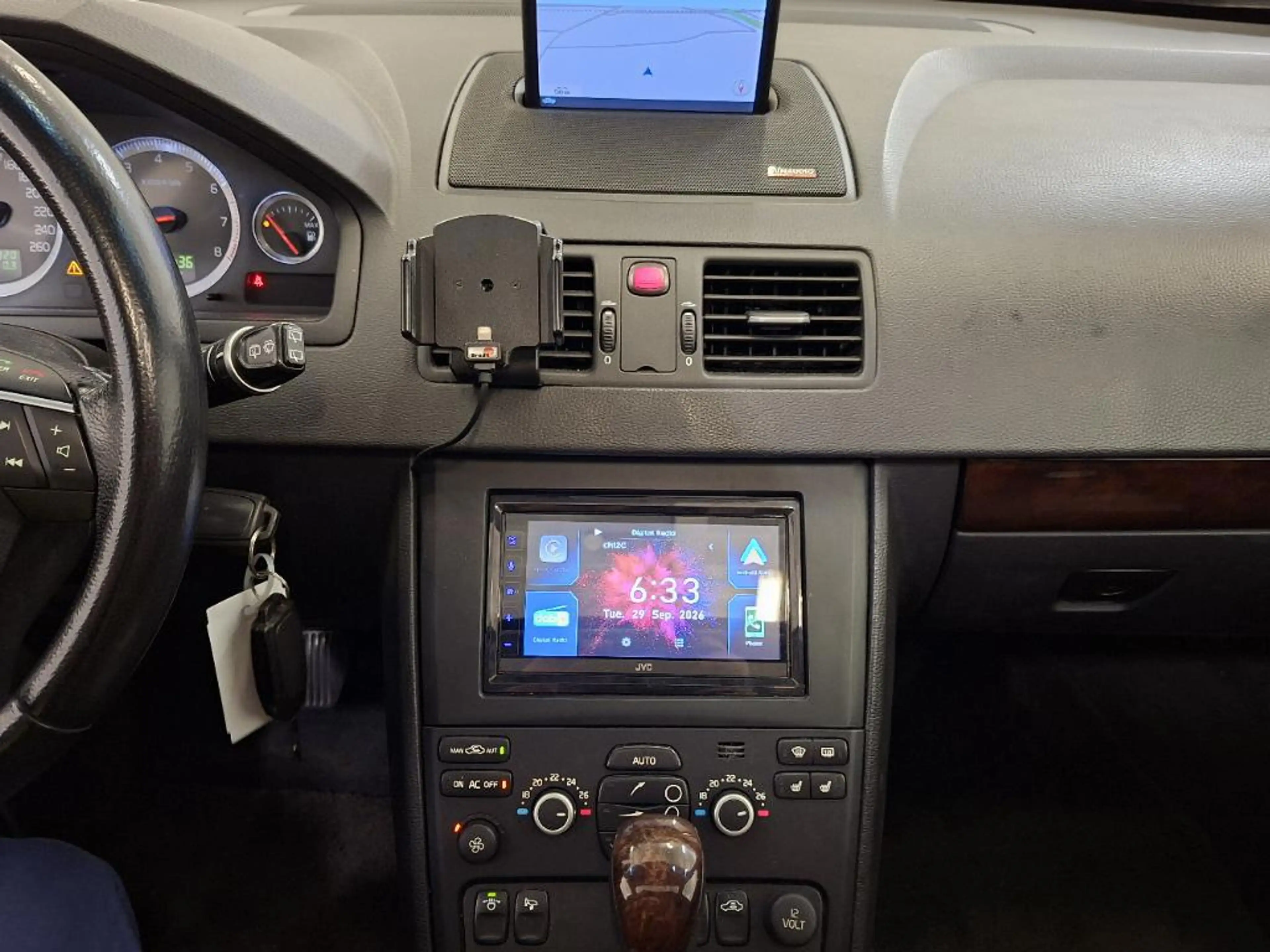 Volvo XC90 4.4 V8 Executive — photo 17