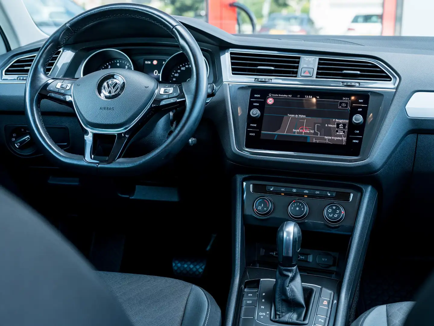 Volkswagen Tiguan 1.5 TSI ACT Comfortline | Navigatie | Stoelverwarm Wit - 2