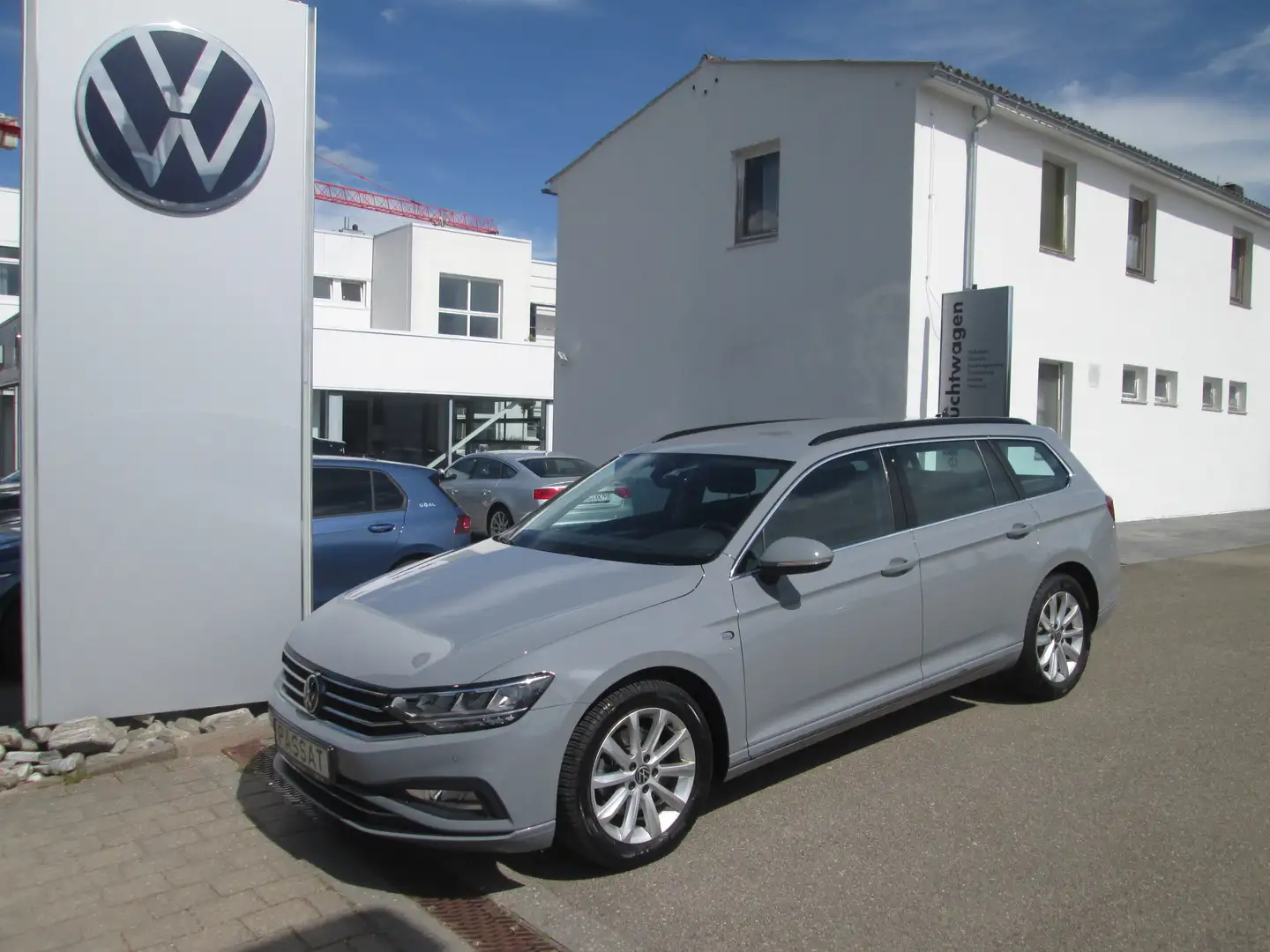 Volkswagen Passat Variant Business 1.5 TSI DSG AHK ACC LED NAVI SHZG APP CON Grau - 1