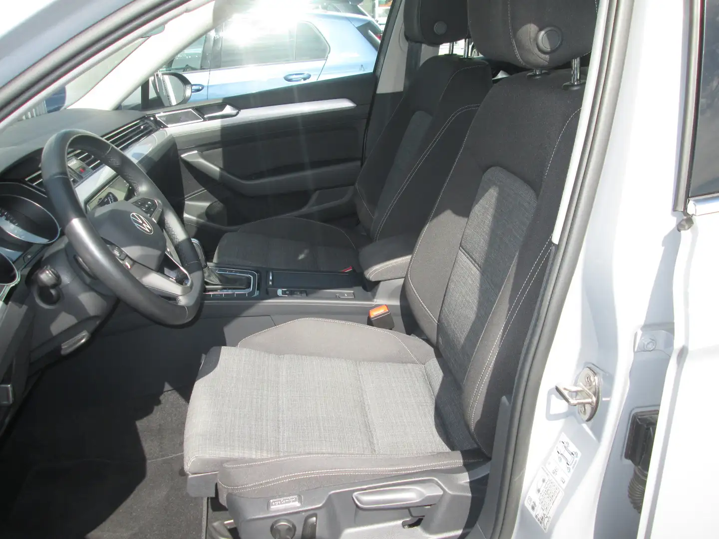 Volkswagen Passat Variant Business 1.5 TSI DSG AHK ACC LED NAVI SHZG APP CON Grau - 2