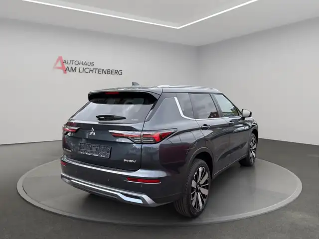 Mitsubishi Outlander view 4