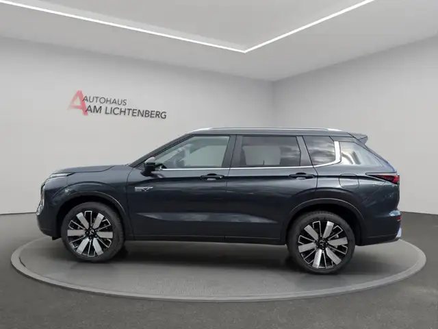 Mitsubishi Outlander view 2