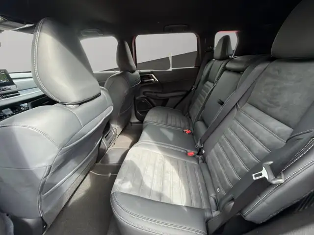 Mitsubishi Outlander view 10