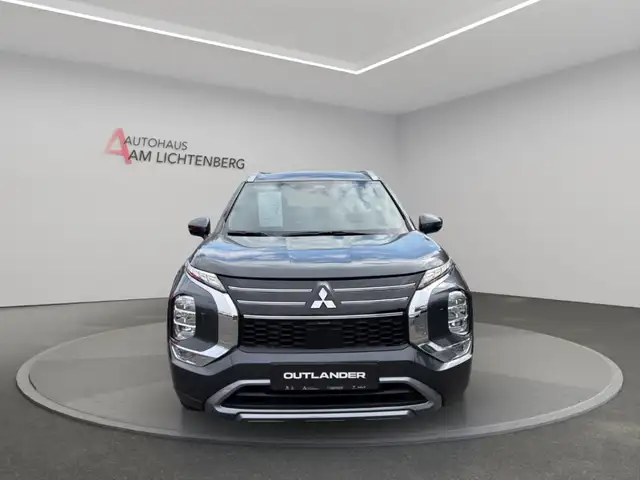Mitsubishi Outlander view 3