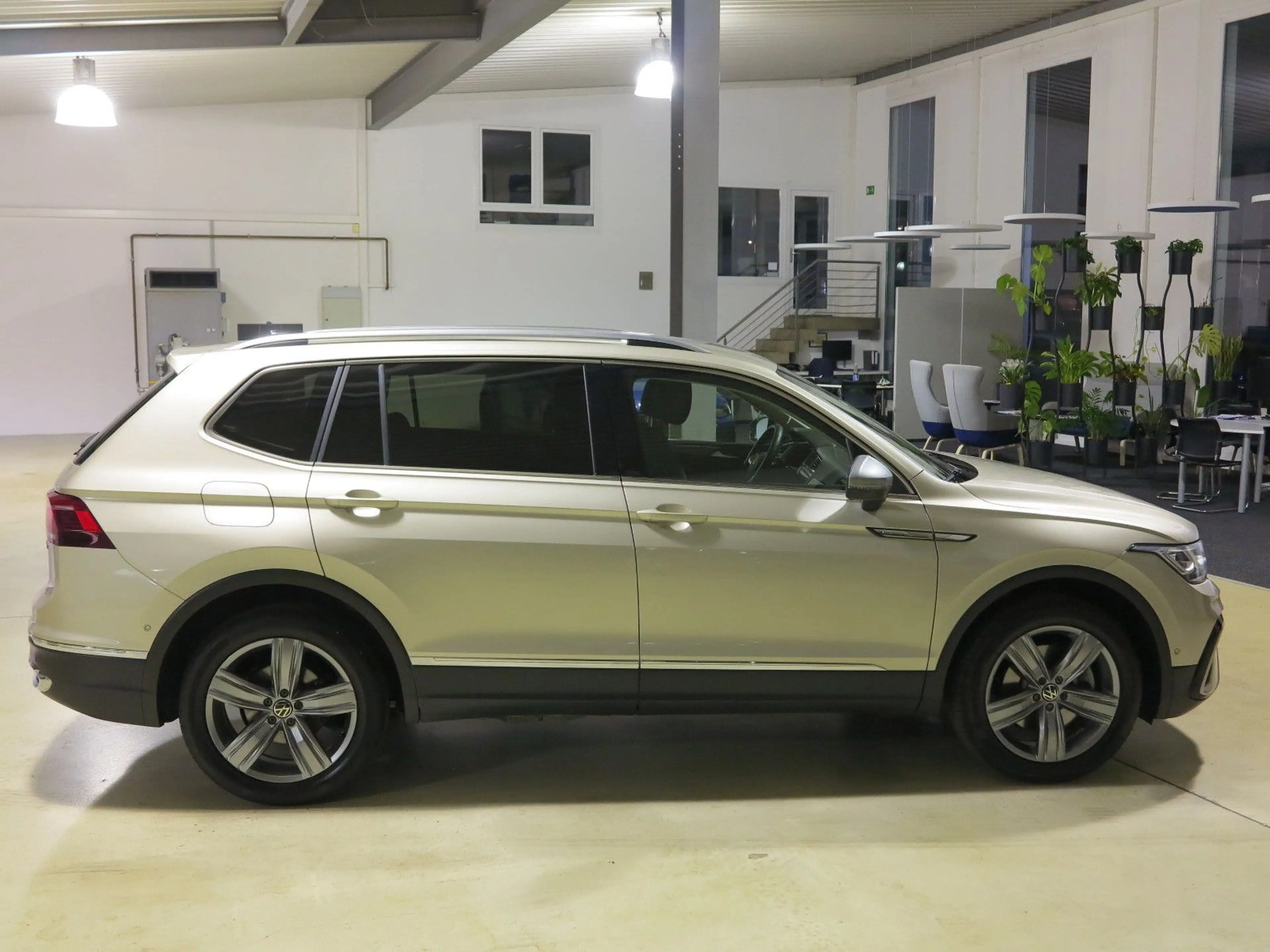 Volkswagen Tiguan Allspace 2.0 TDI SCR 4Mot DSG7 Elegance — photo 13