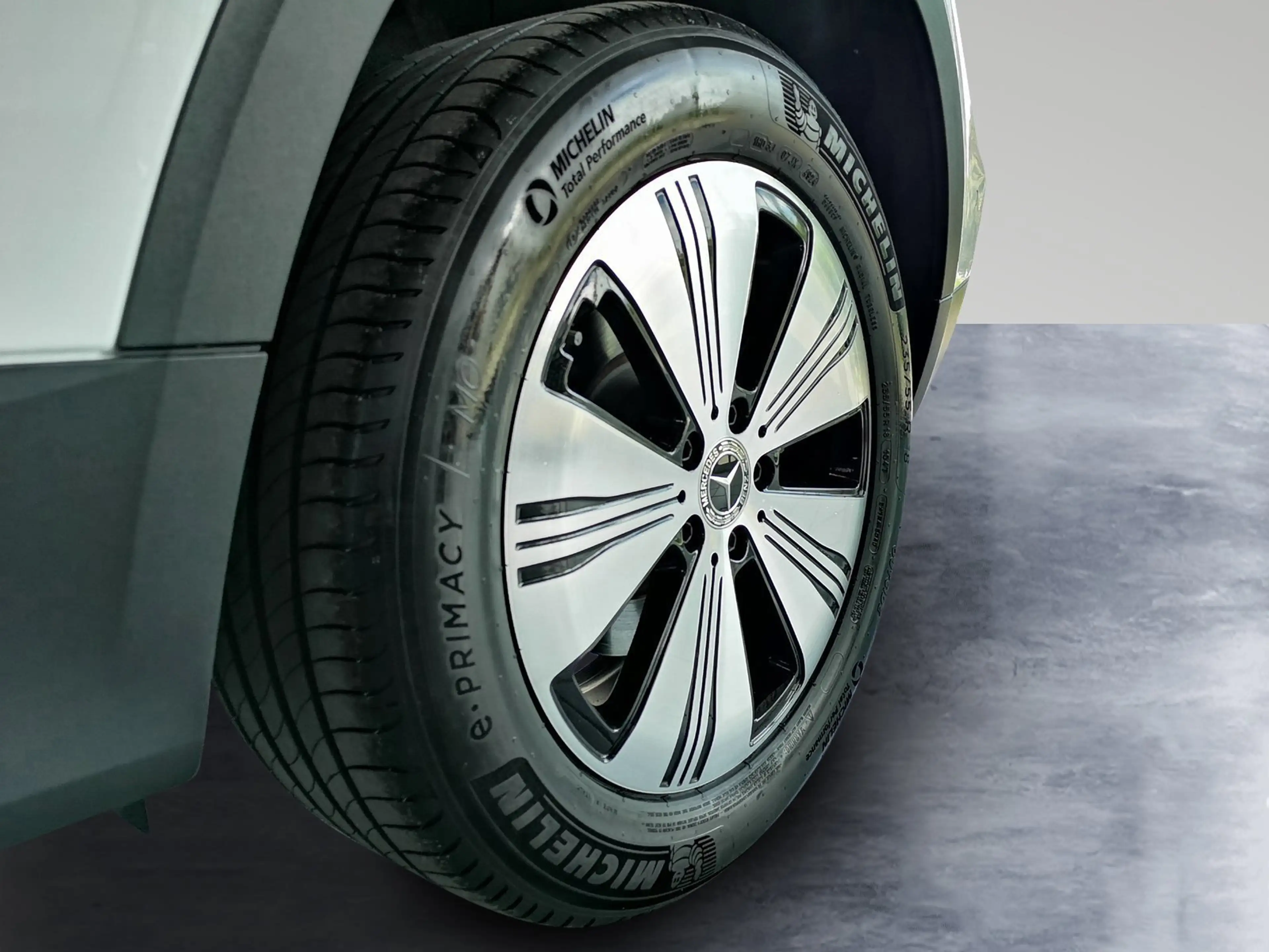 Mercedes-Benz EQB 300 4M Progressive ADVANCED+PANO-SD+AHK+SMAR — photo 11