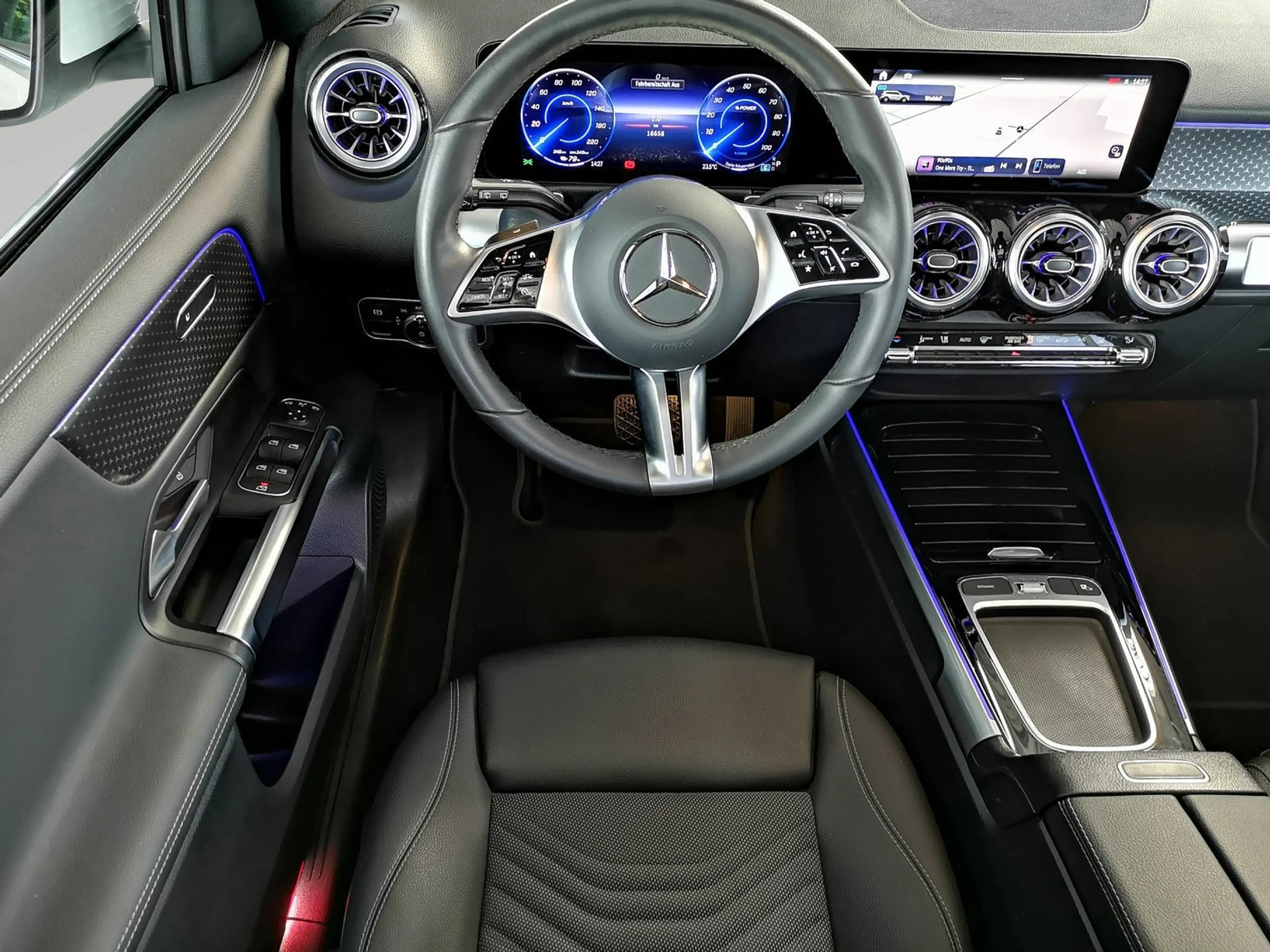 Mercedes-Benz EQB 300 4M Progressive ADVANCED+PANO-SD+AHK+SMAR — photo 13