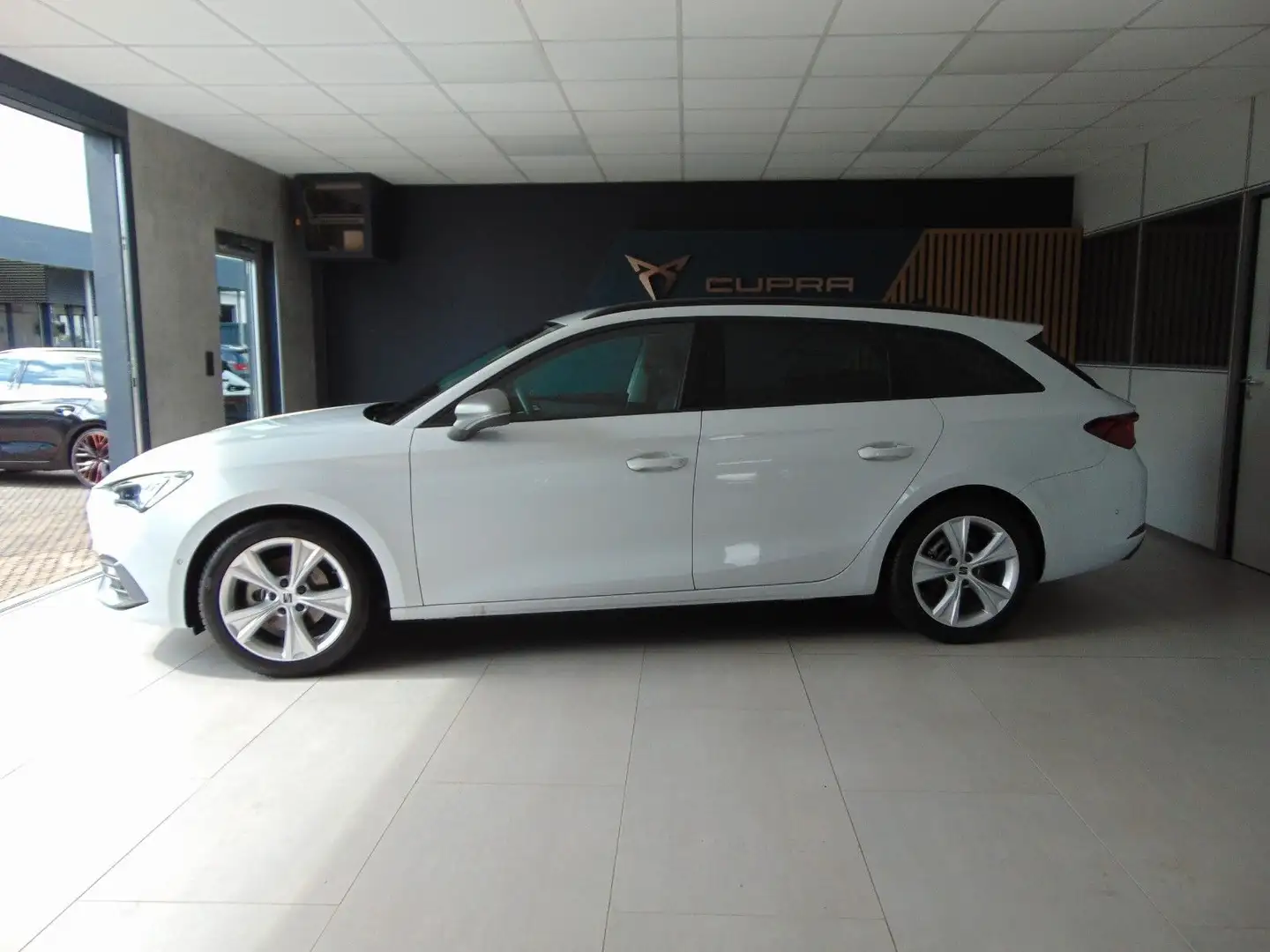 SEAT Leon Leon Sportstourer 1.5 TSI DSG *Navi*PDC*uvm Weiß - 2