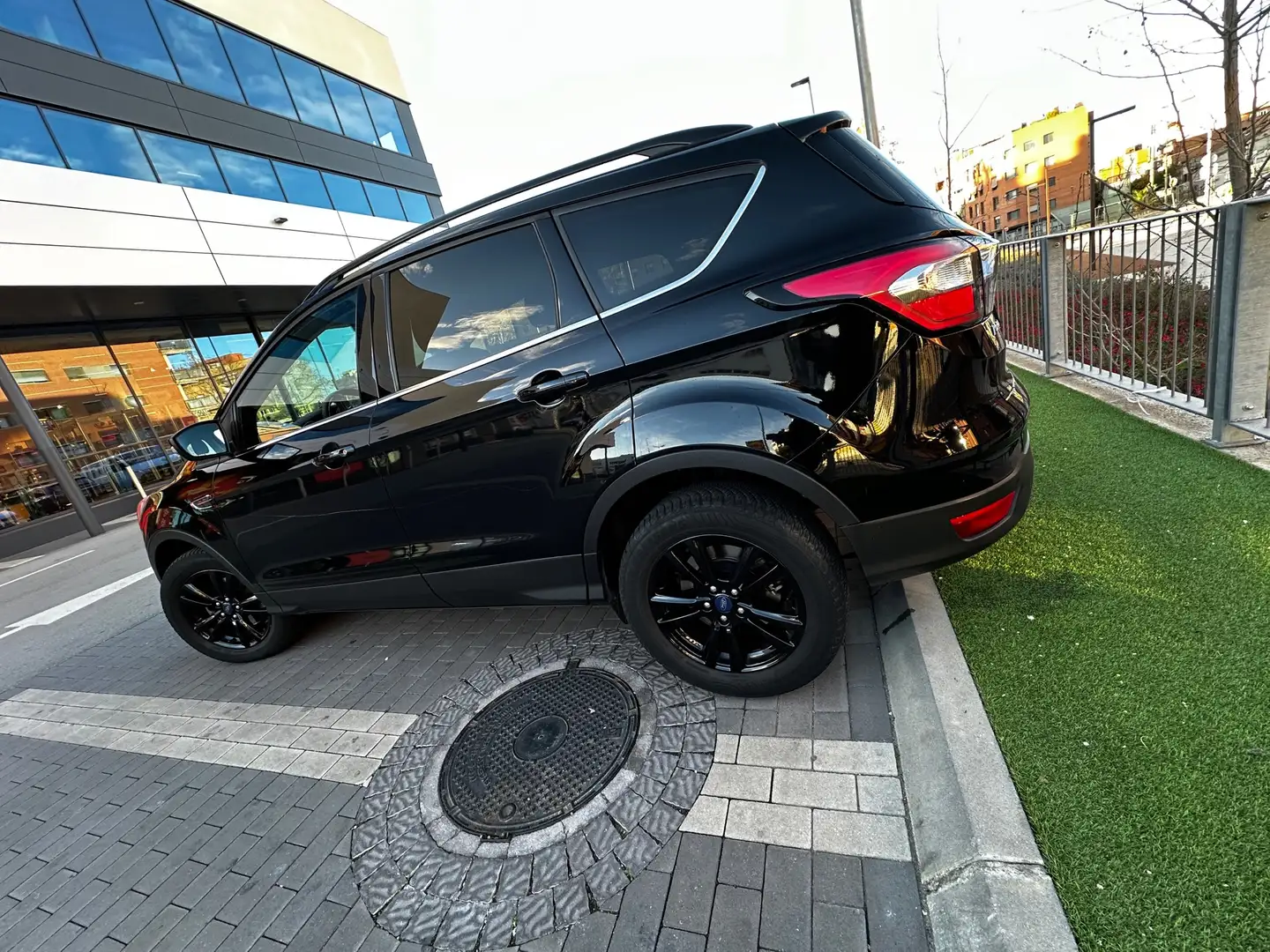 Ford Kuga 1.5 EcoB. Auto S&S Trend+ 4x2 150 Negro - 2