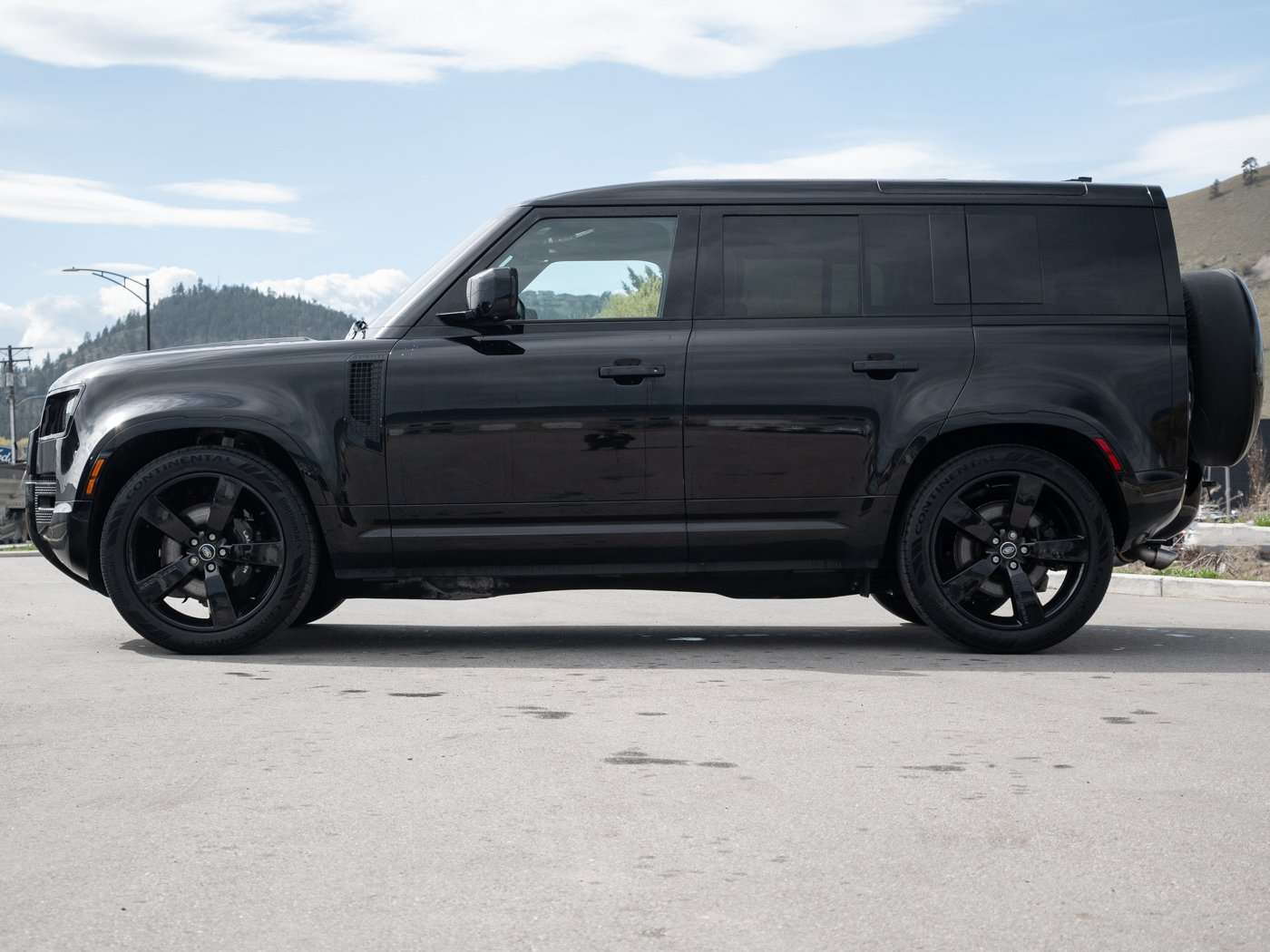2025 Land Rover Defender V8 thumb 6