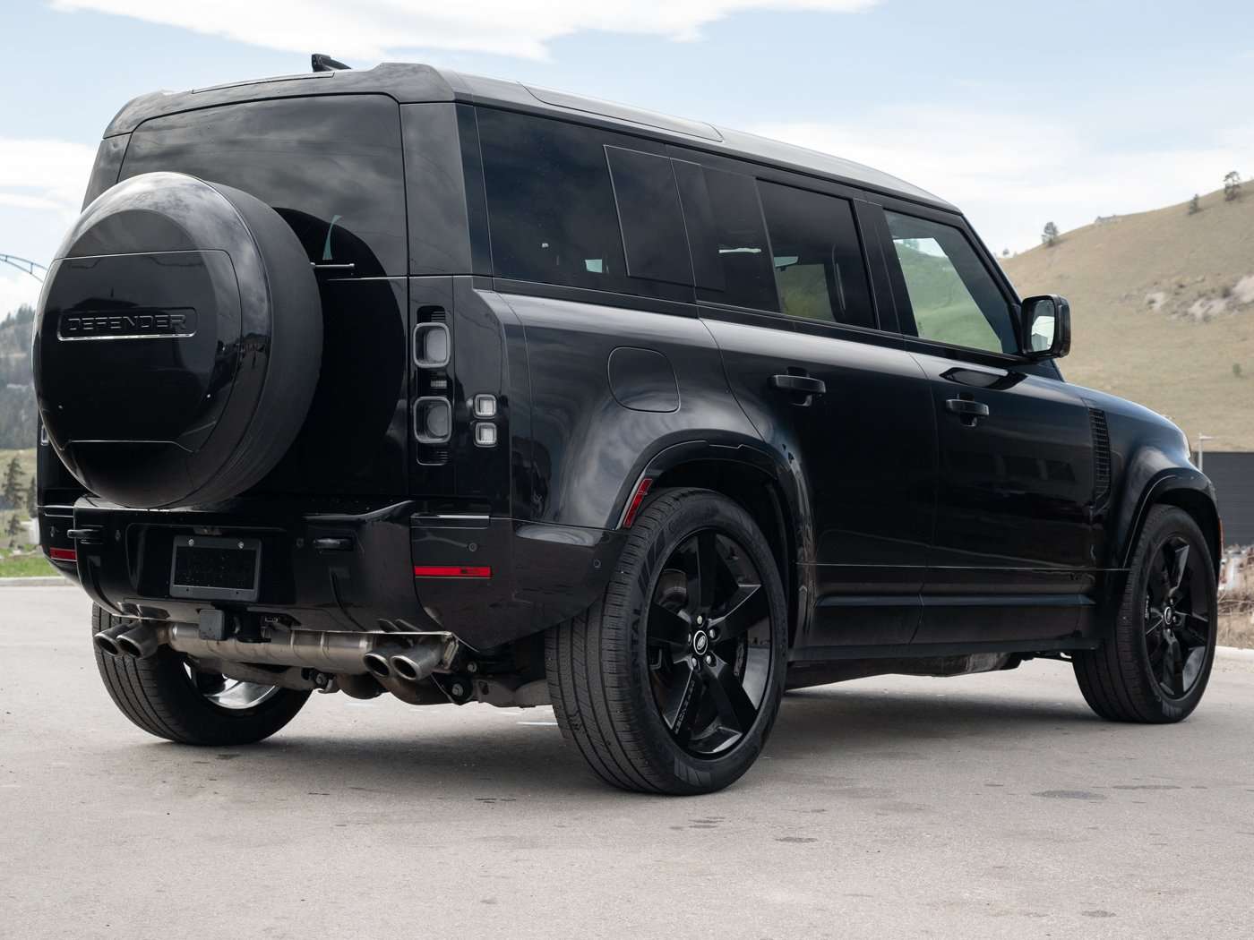 2025 Land Rover Defender V8 alt 2