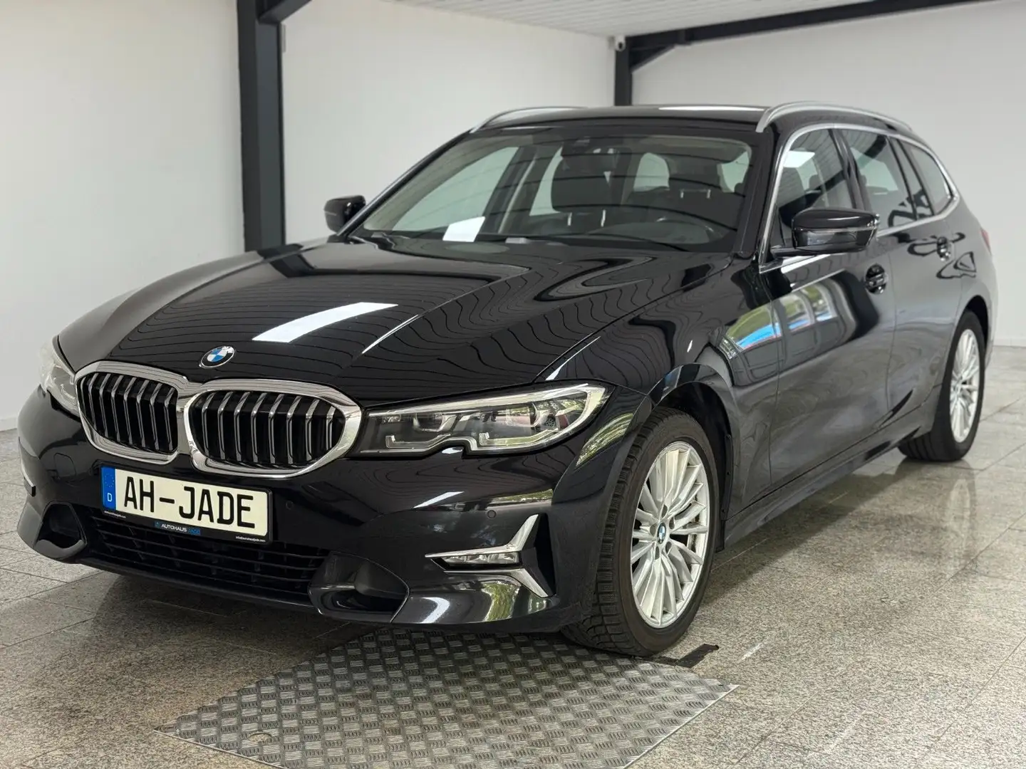 BMW 320 d Touring Luxury Line *HUD*LED*LiveCockpit+ Schwarz - 2