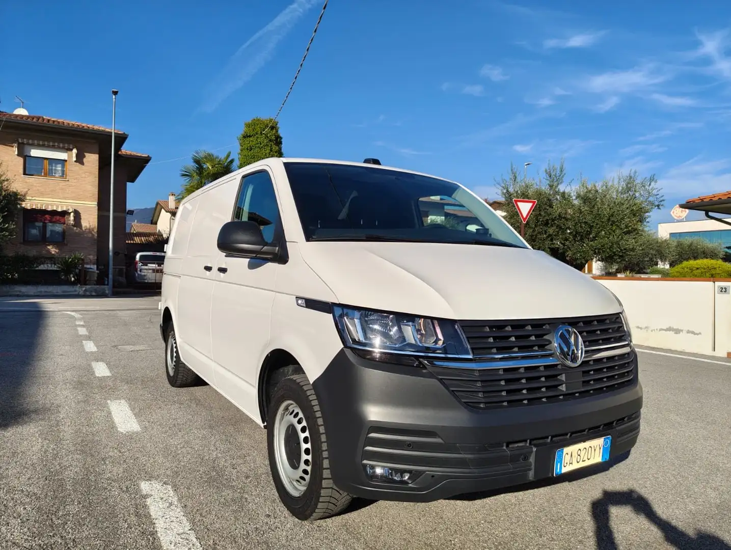 Volkswagen T6.1 Transporter 2.0 TDI Bianco - 1