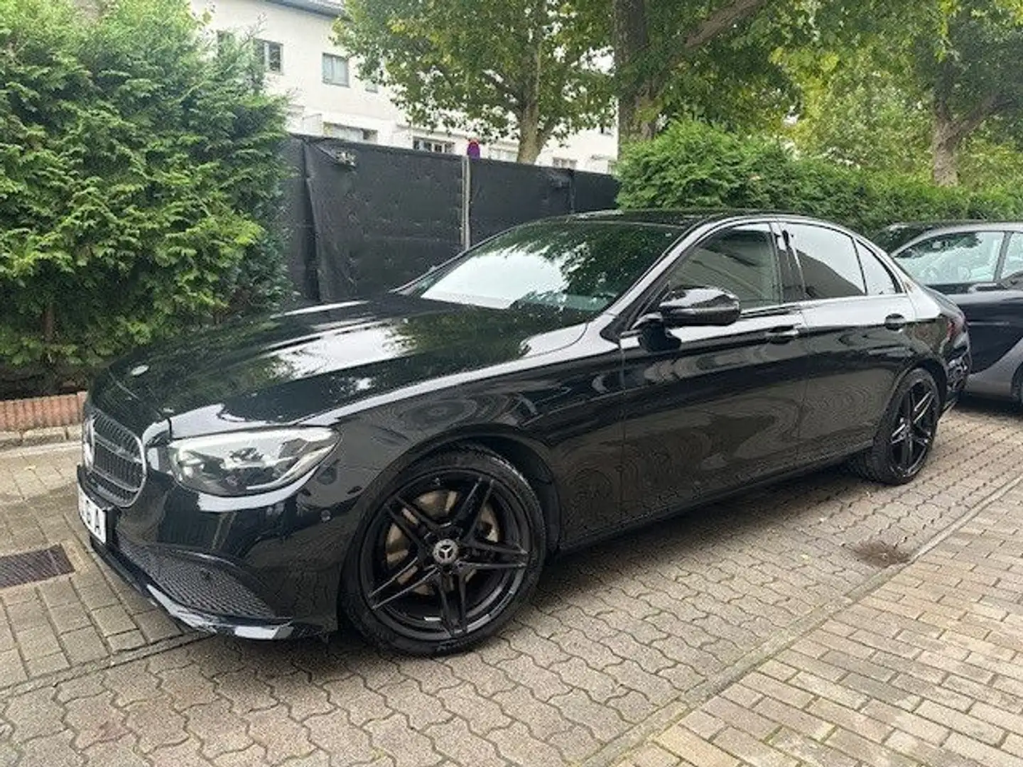 Mercedes-Benz E 220 d STERNENHIMMEL|WIDESCREEN|KAMERA|AMG 20" Schwarz - 1
