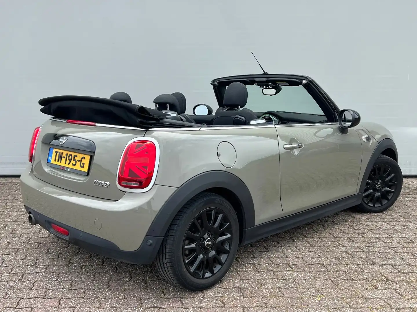MINI Cooper Cabrio 1.5 Cooper Chili | Facelift model | Nieuwstaat! Gris - 2