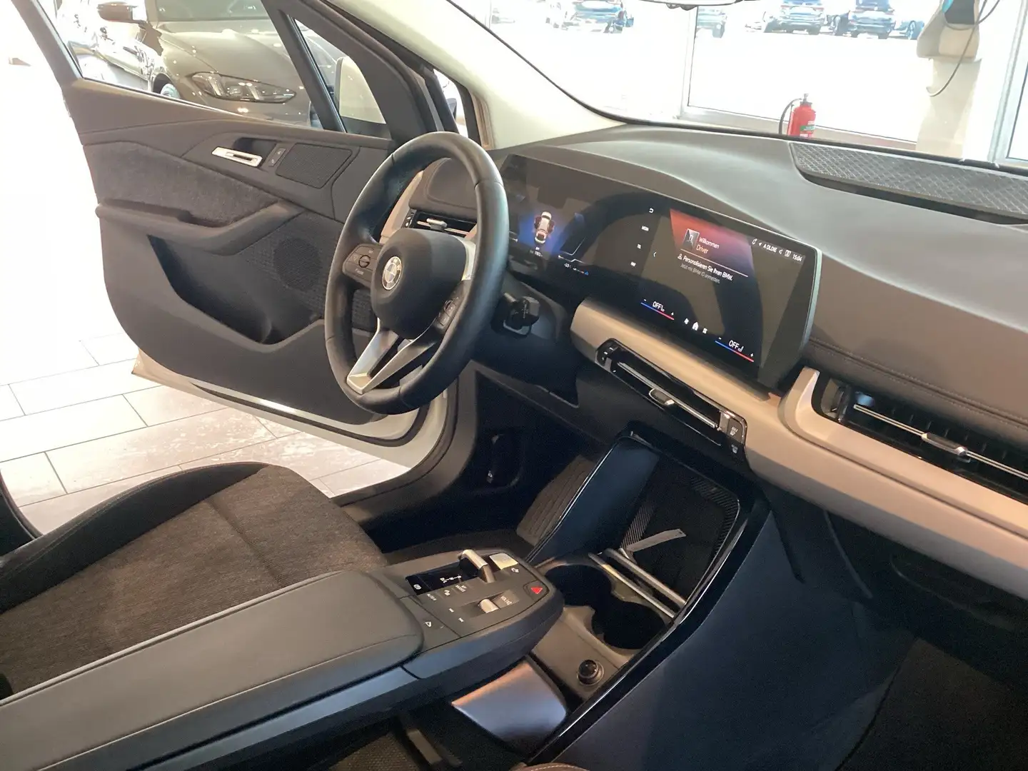 BMW 220 i Active Tourer DAB LED Komfortzg. AHK Shz Weiß - 2