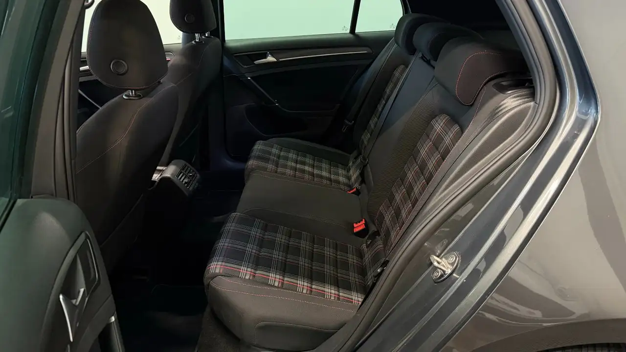Volkswagen Golf GTI — photo 7