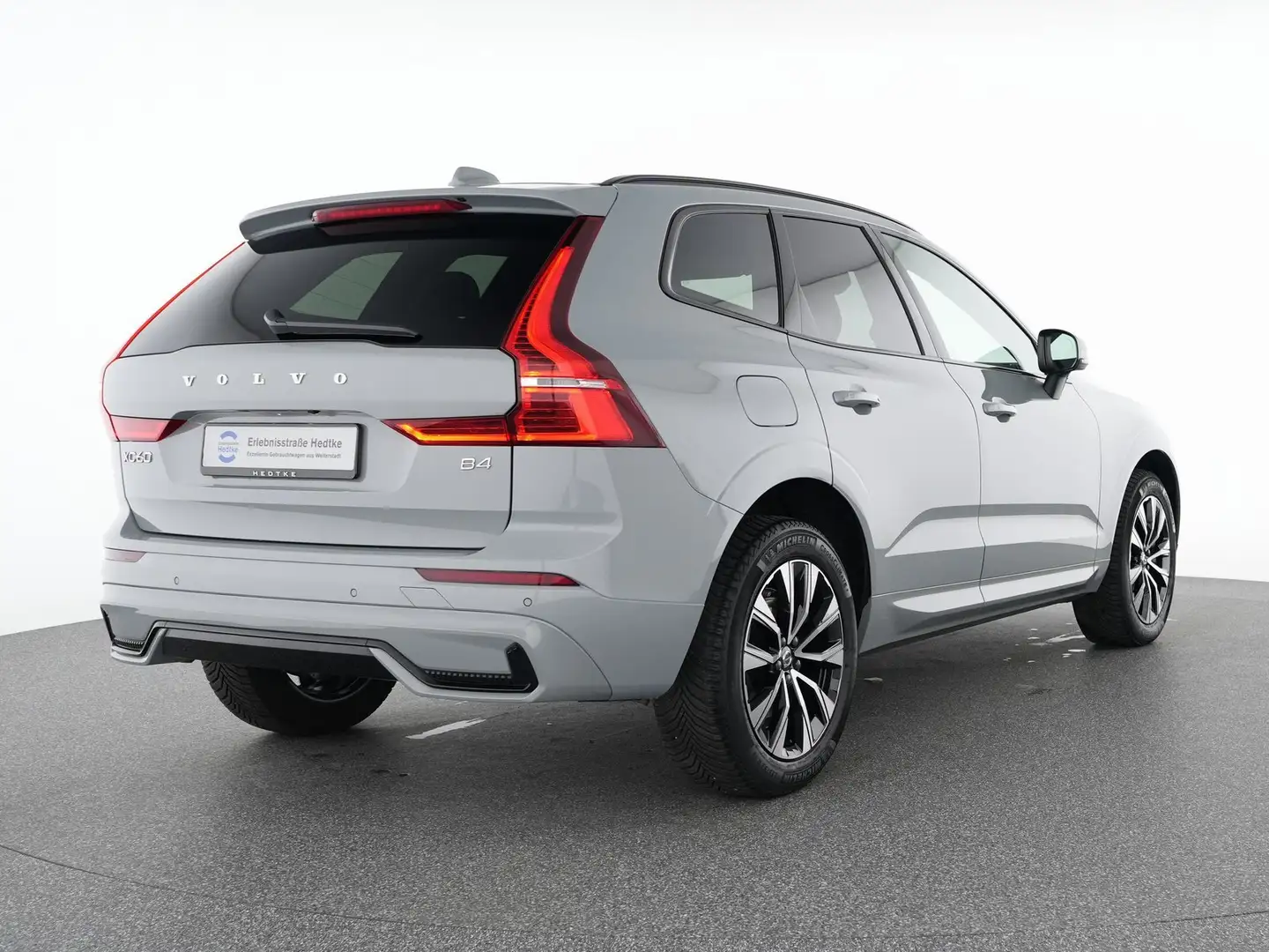 Volvo XC60 B4 Diesel Plus Dark 19"+H&K+VOLL-LED+ACC Grijs - 2
