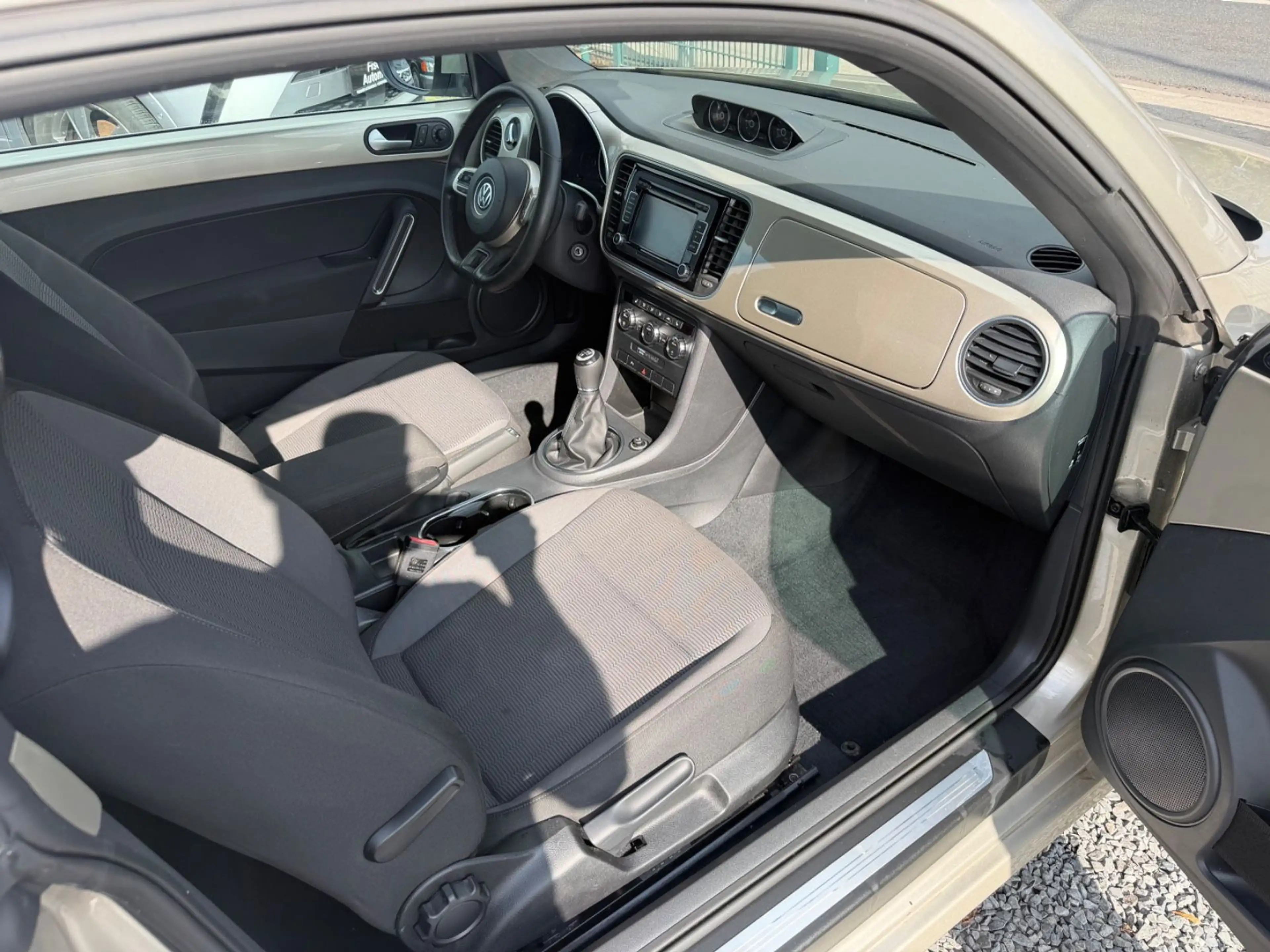 Volkswagen Beetle Lim. Design+KLIMATRONIK+PDC+SITZ.H+ — photo 11