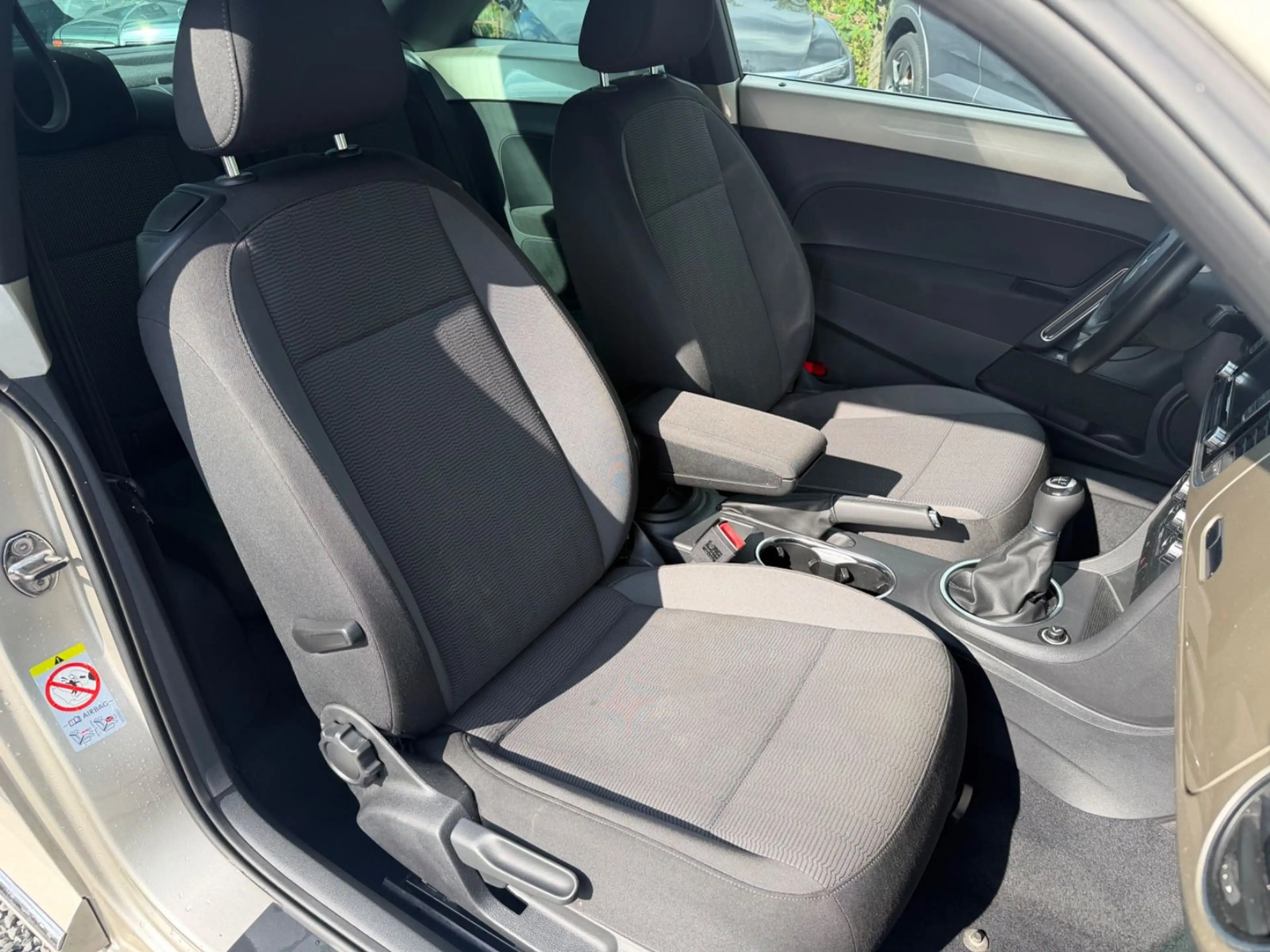 Volkswagen Beetle Lim. Design+KLIMATRONIK+PDC+SITZ.H+ — photo 12