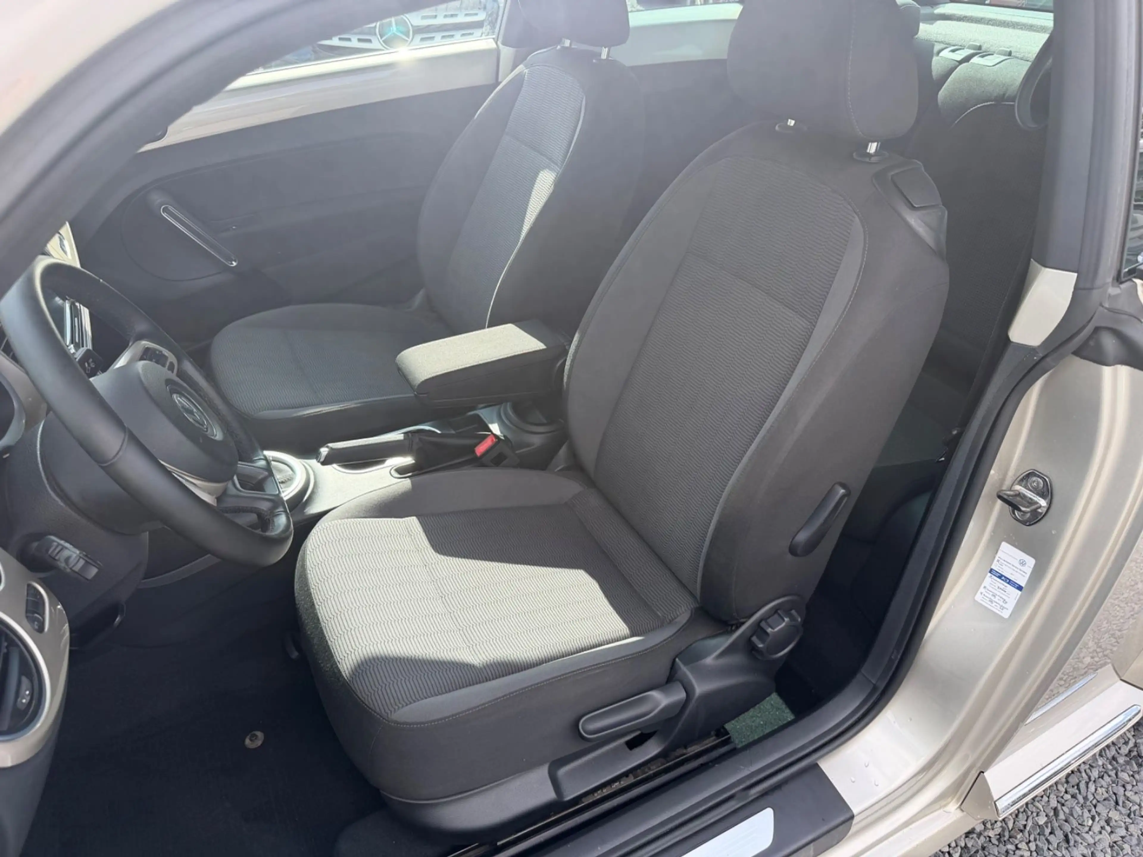Volkswagen Beetle Lim. Design+KLIMATRONIK+PDC+SITZ.H+ — photo 10