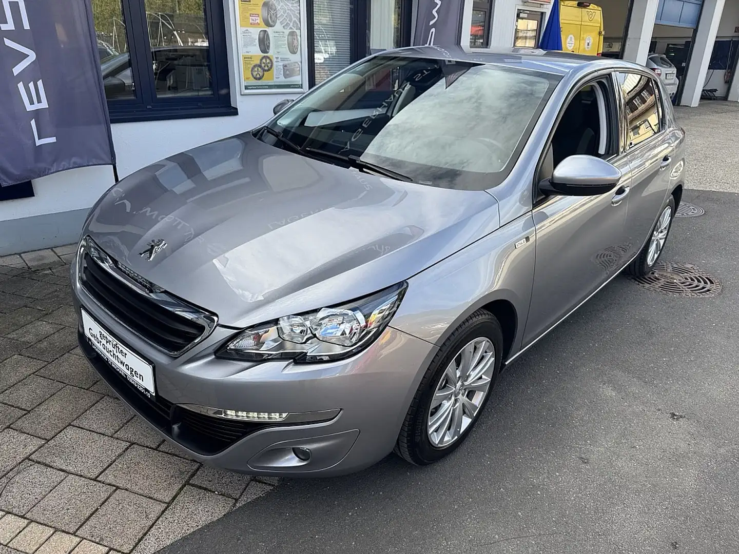 Peugeot 308 1,2 PureTech 110 Style S&S Silber - 1
