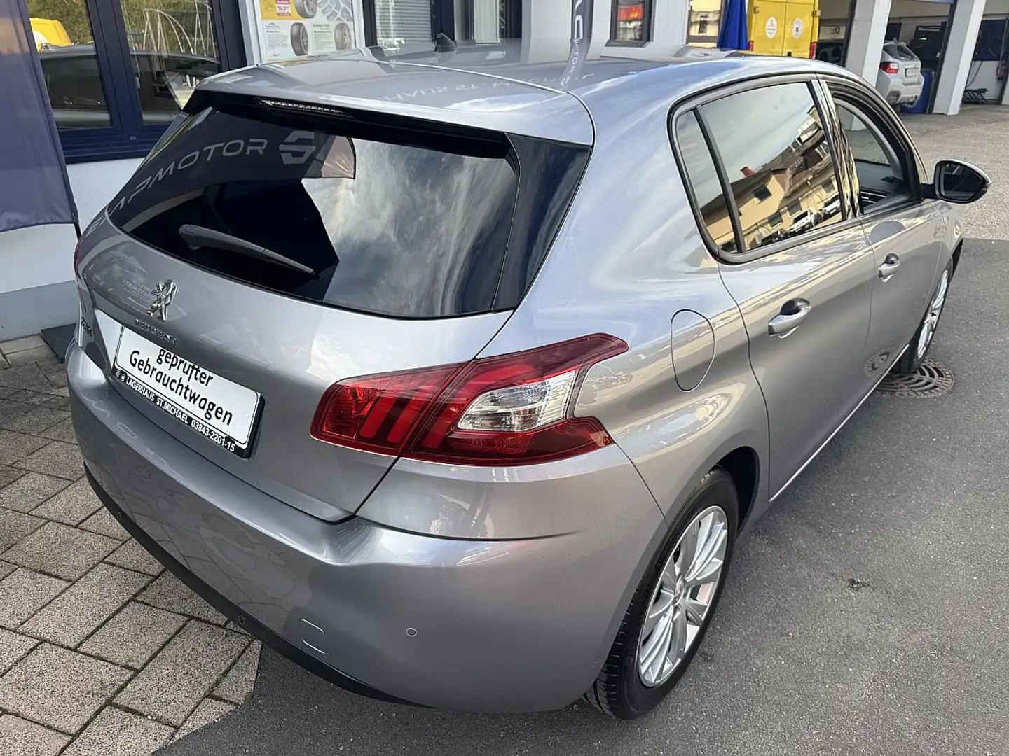 Peugeot 308 1,2 PureTech 110 Style S&S Silber - 2
