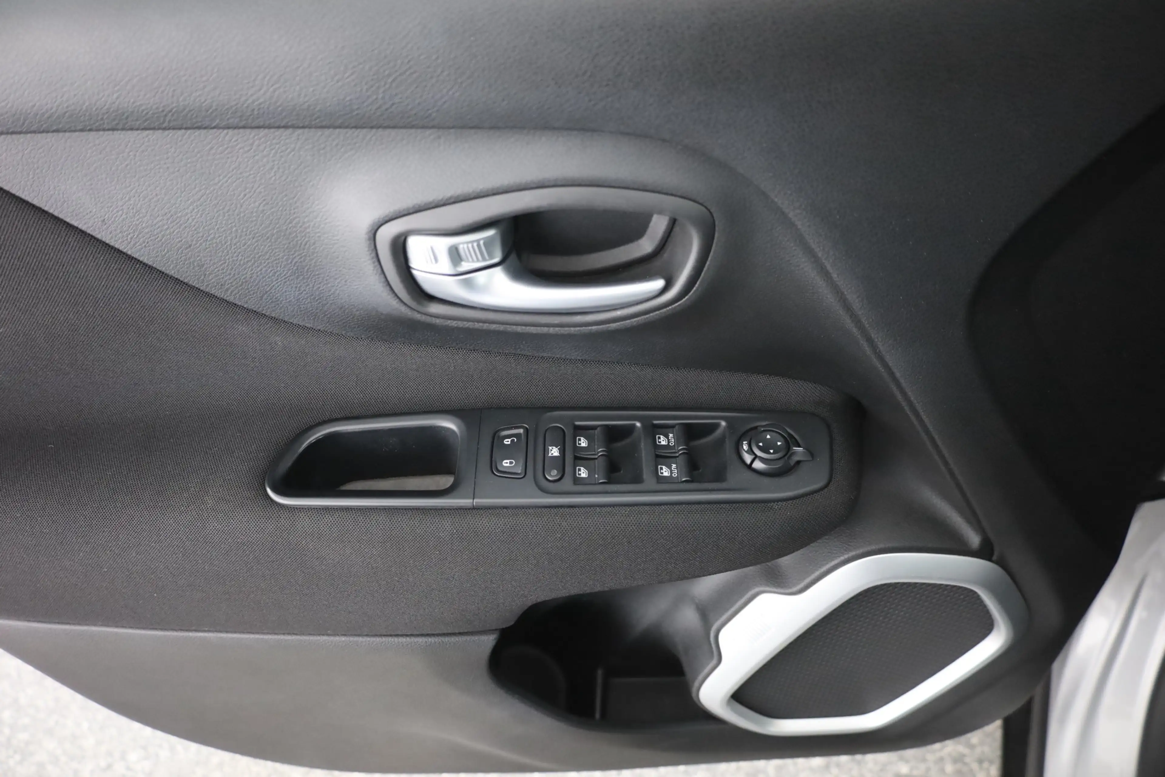 Jeep Renegade 1.4 MultiAir Aut. Navi Sitzheizung AHK — photo 16